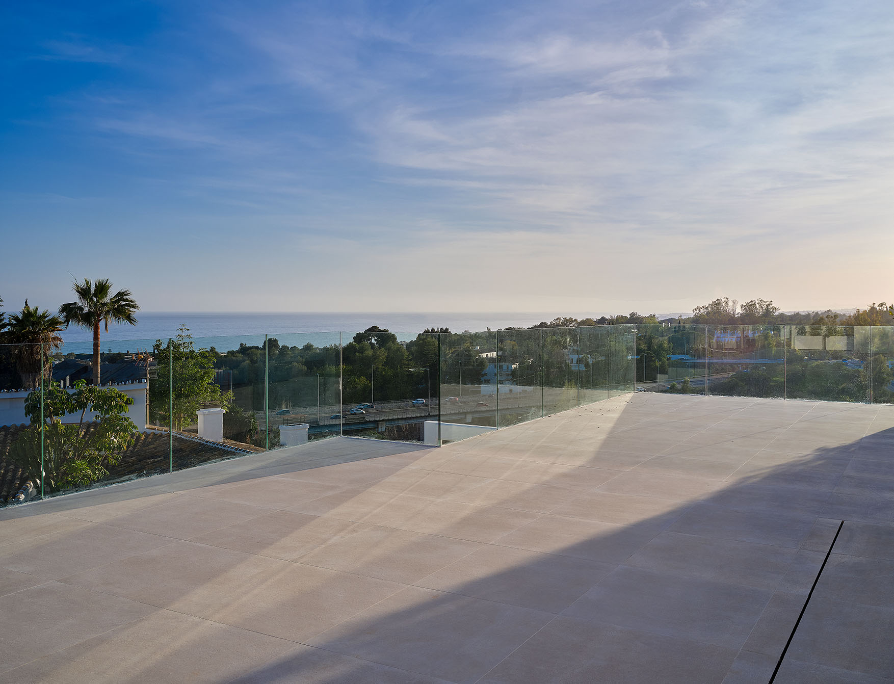 Moderne Villa mit ausgezeichnetem Preis-Leistungs-Verhältnis, Meer- und Bergblick in Marbella-Stadt