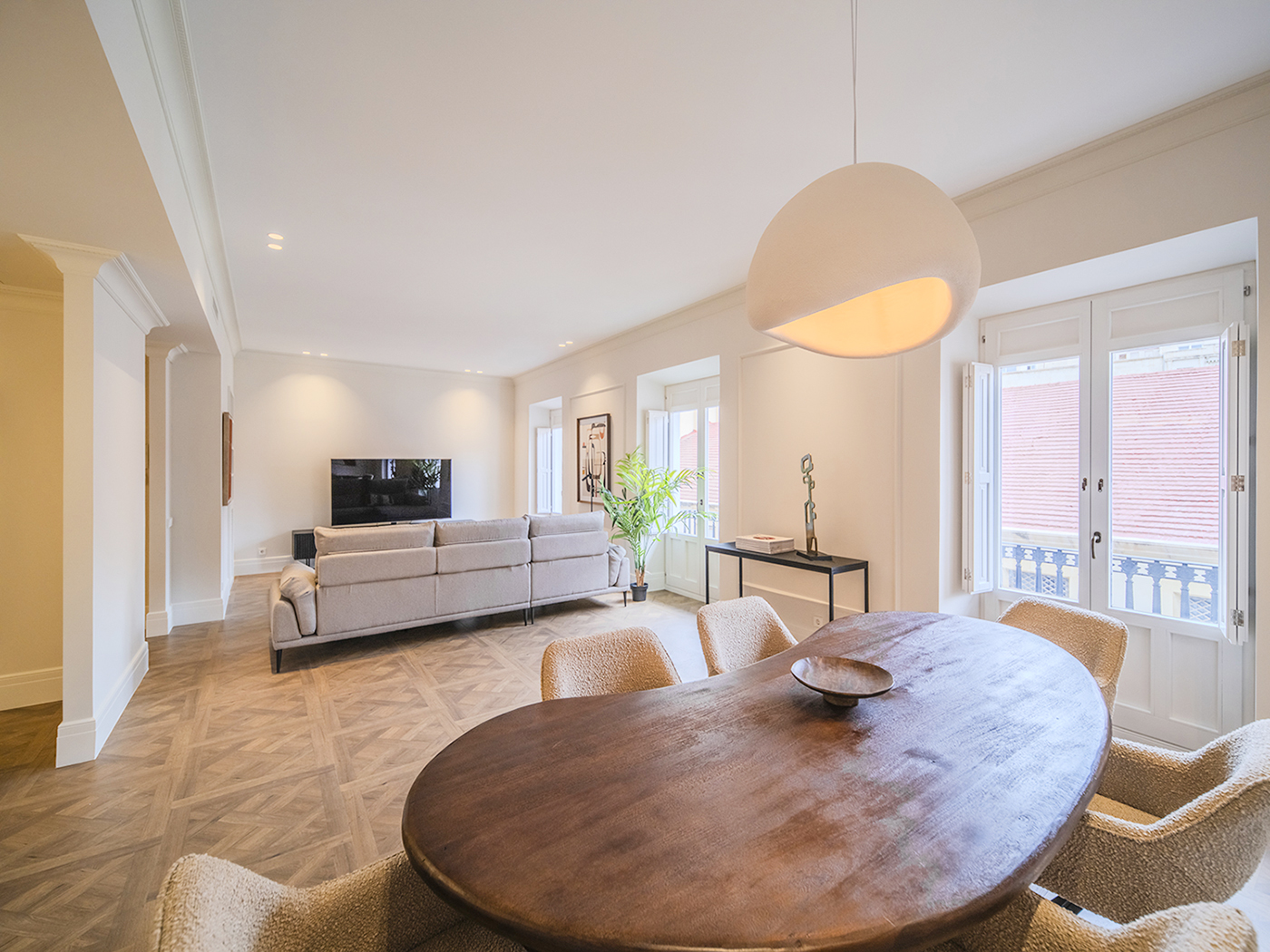 Wonderful, modern flat next to the theatre