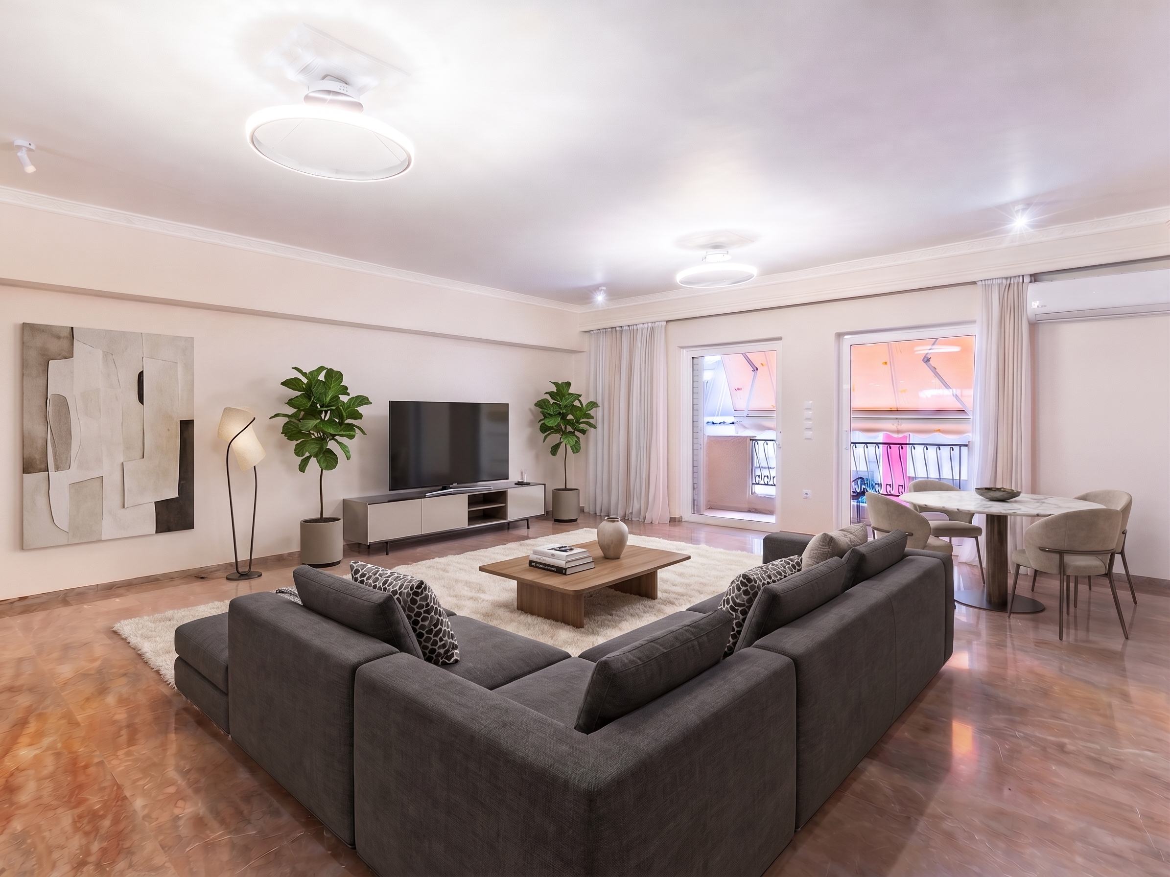 Bright full-floor apartment with parking space