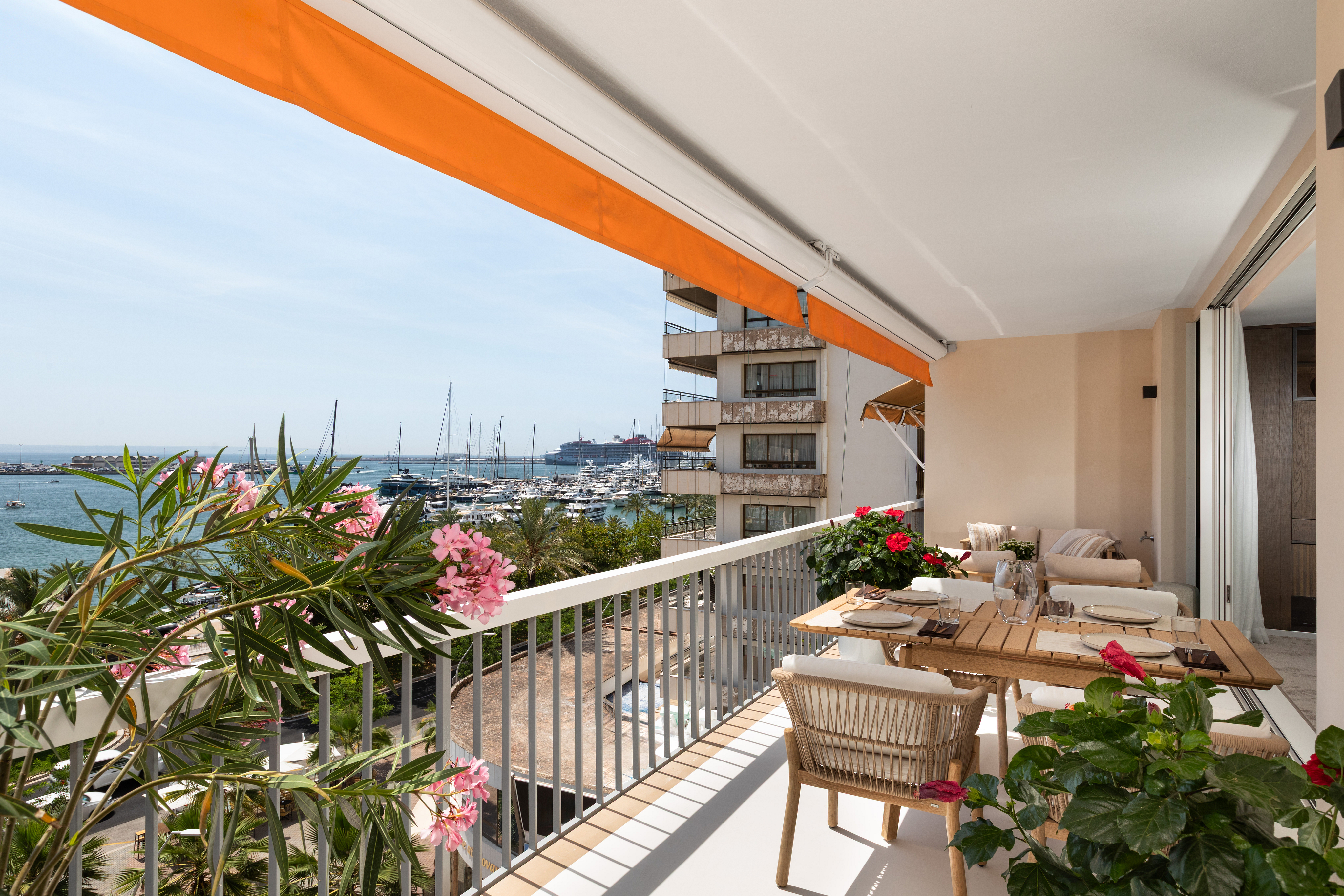Frontline Paseo Marítimo with panoramic views and parking