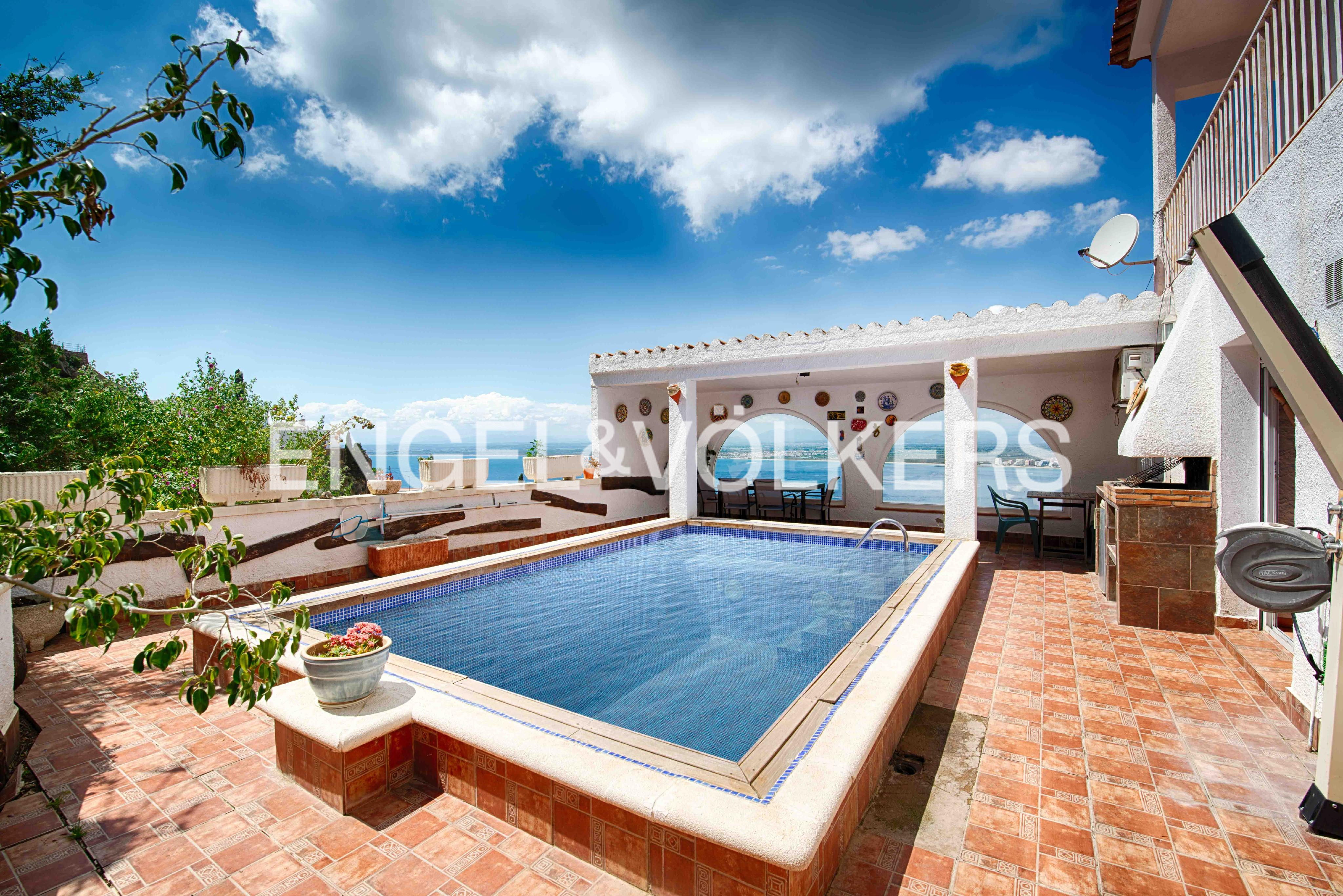 Casa con licencia turística, vistas impresionantes, psicina y garaje en Roses