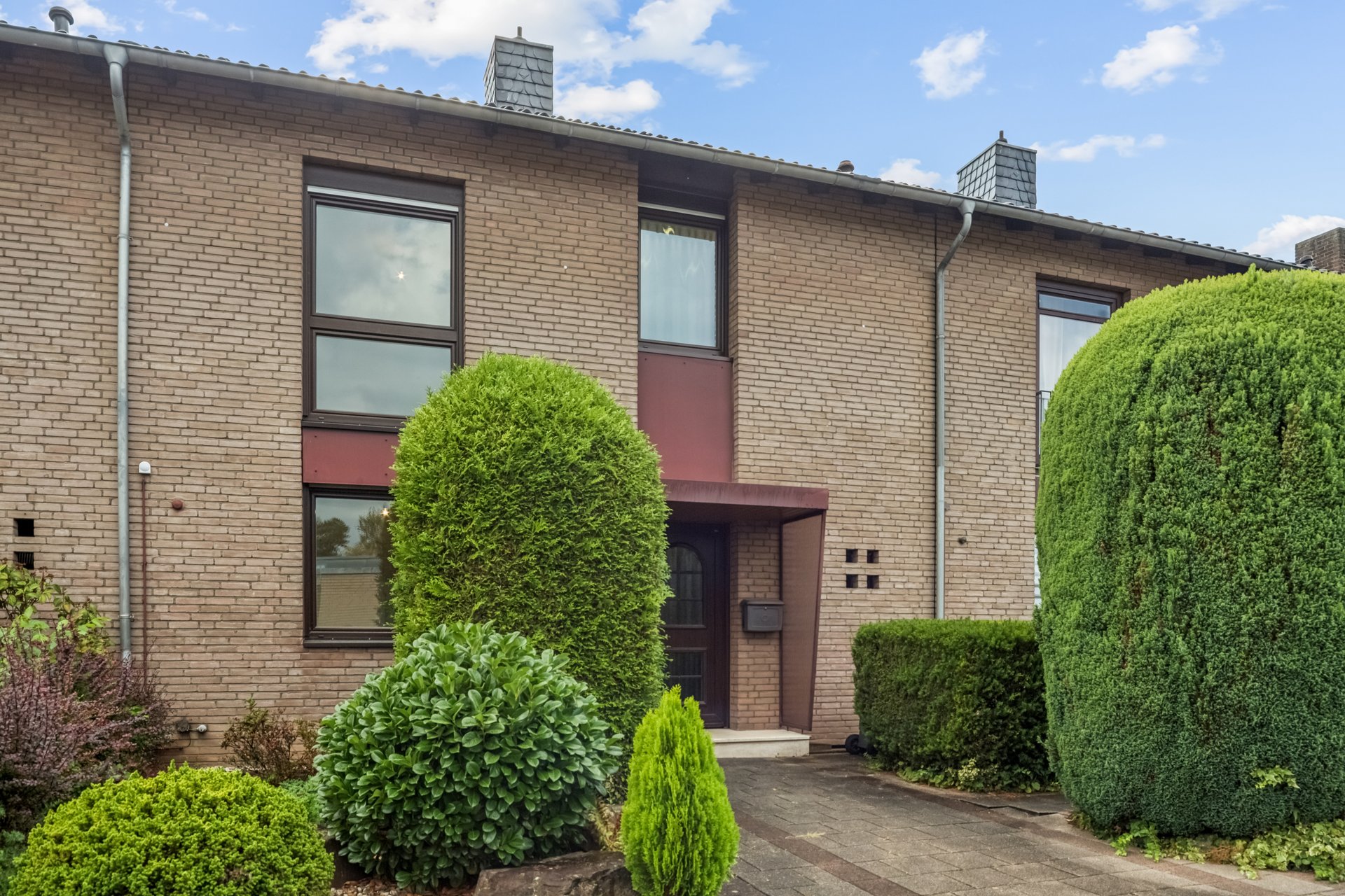 Mid-terrace house with southwest-facing garden and loggia in Cologne-Widdersdorf