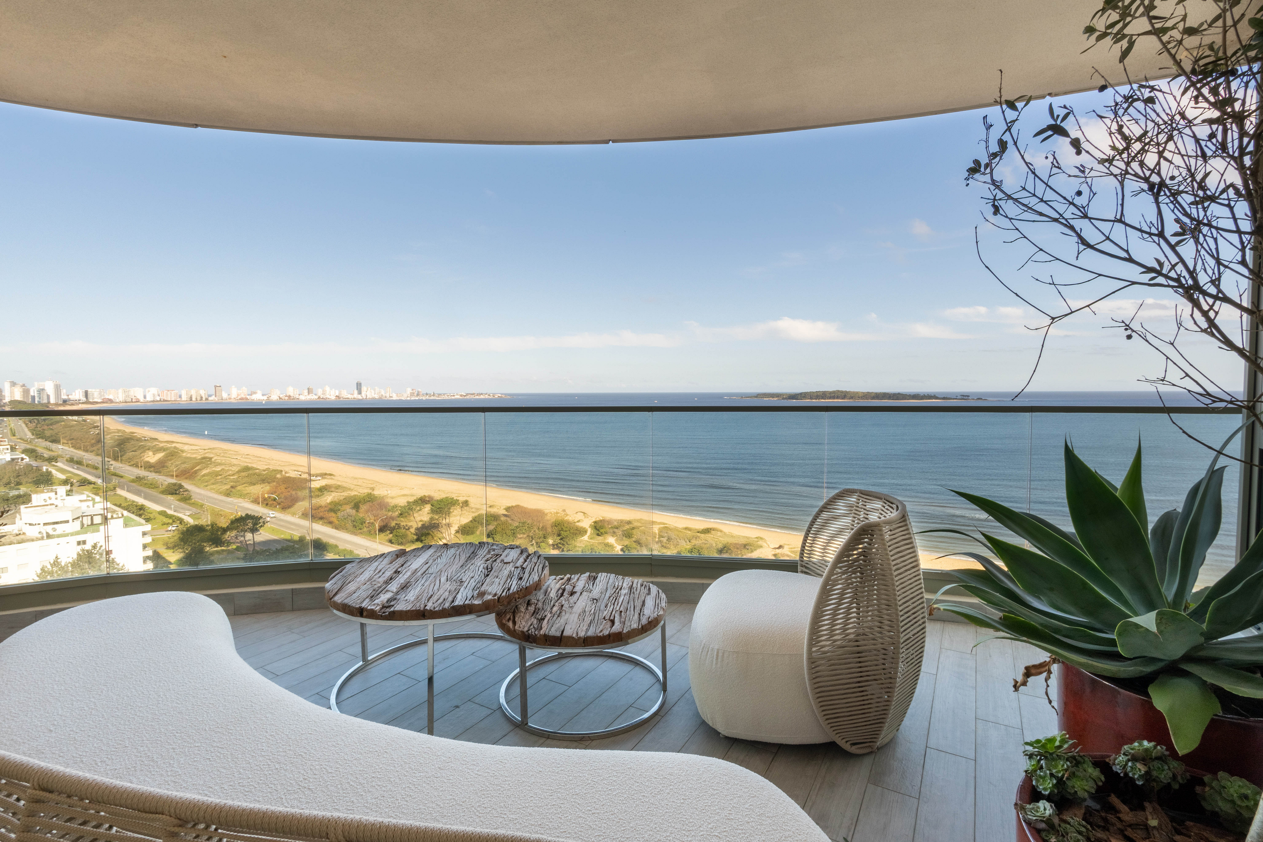 Fendi: Exclusive corner unit facing the ocean and bay in Playa Mansa