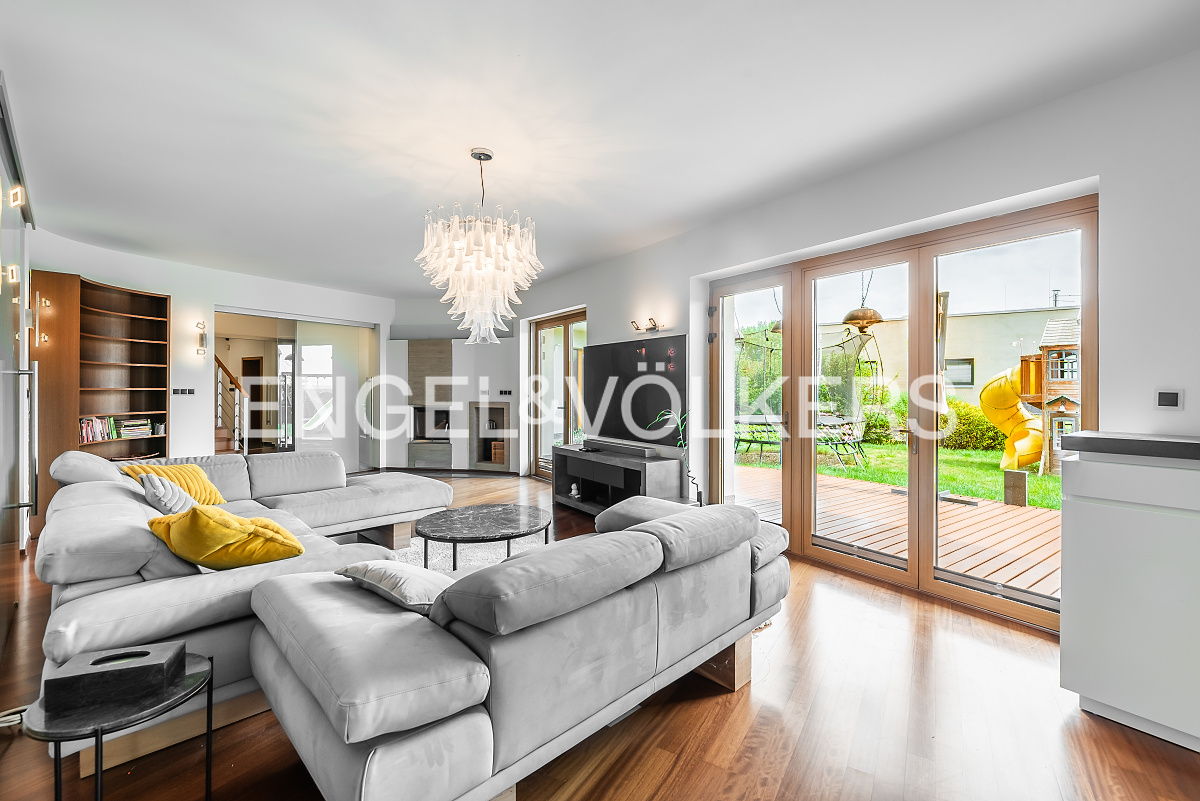 Detached villa on a beautiful plot with a view over the whole of Prague