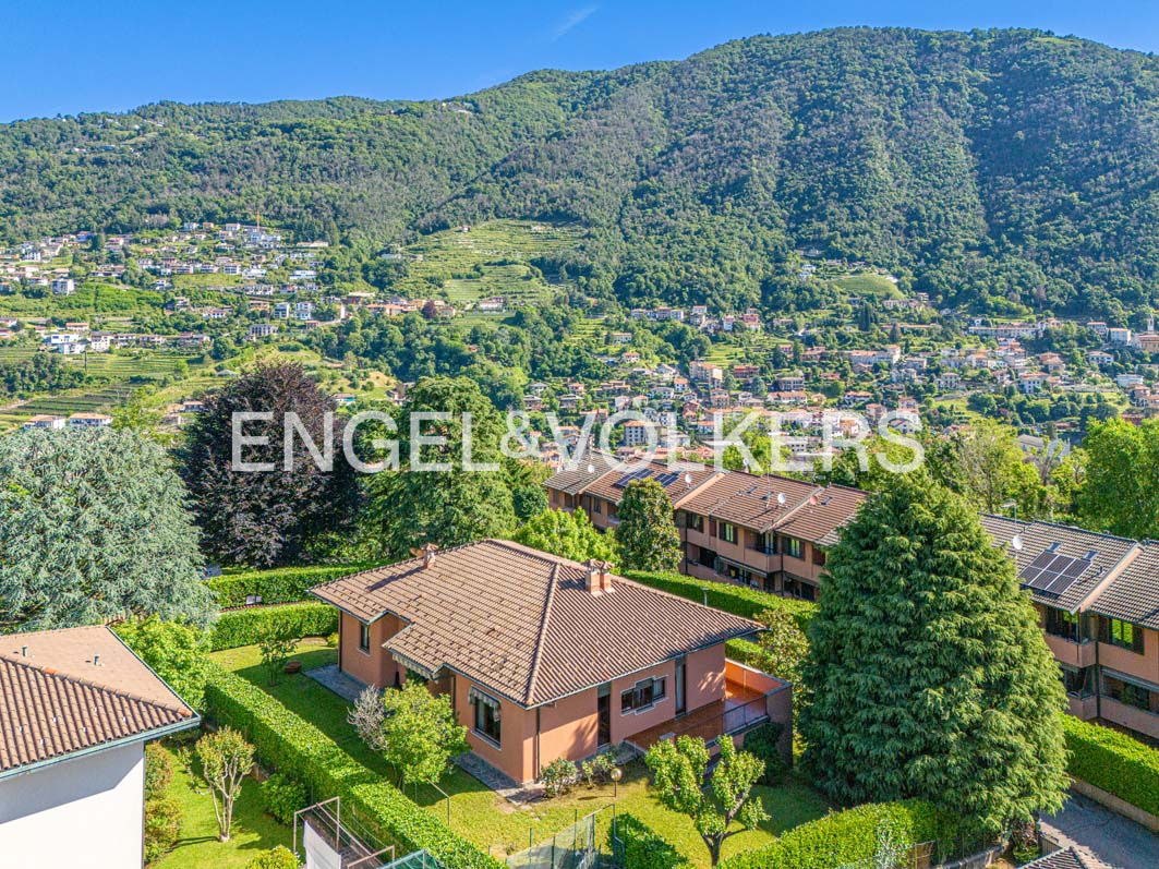 Villa with garden and double garage