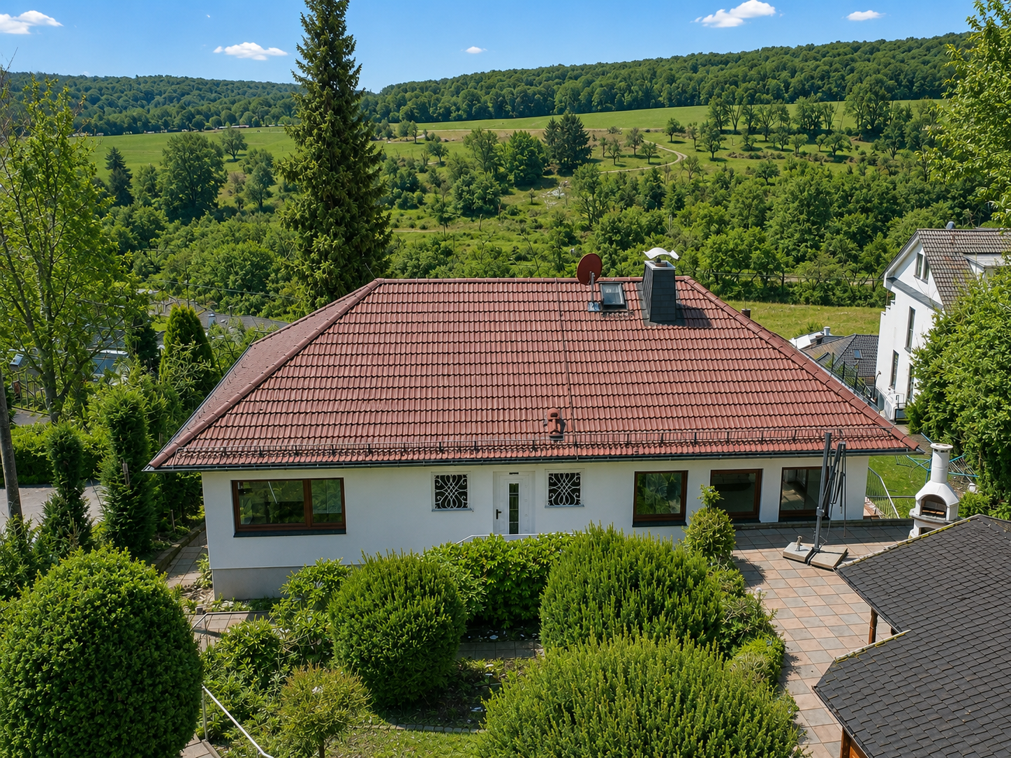 Attraktives Zweifamilienhaus mit sonnigem Garten und vielfältigen Nutzungsperspektiven