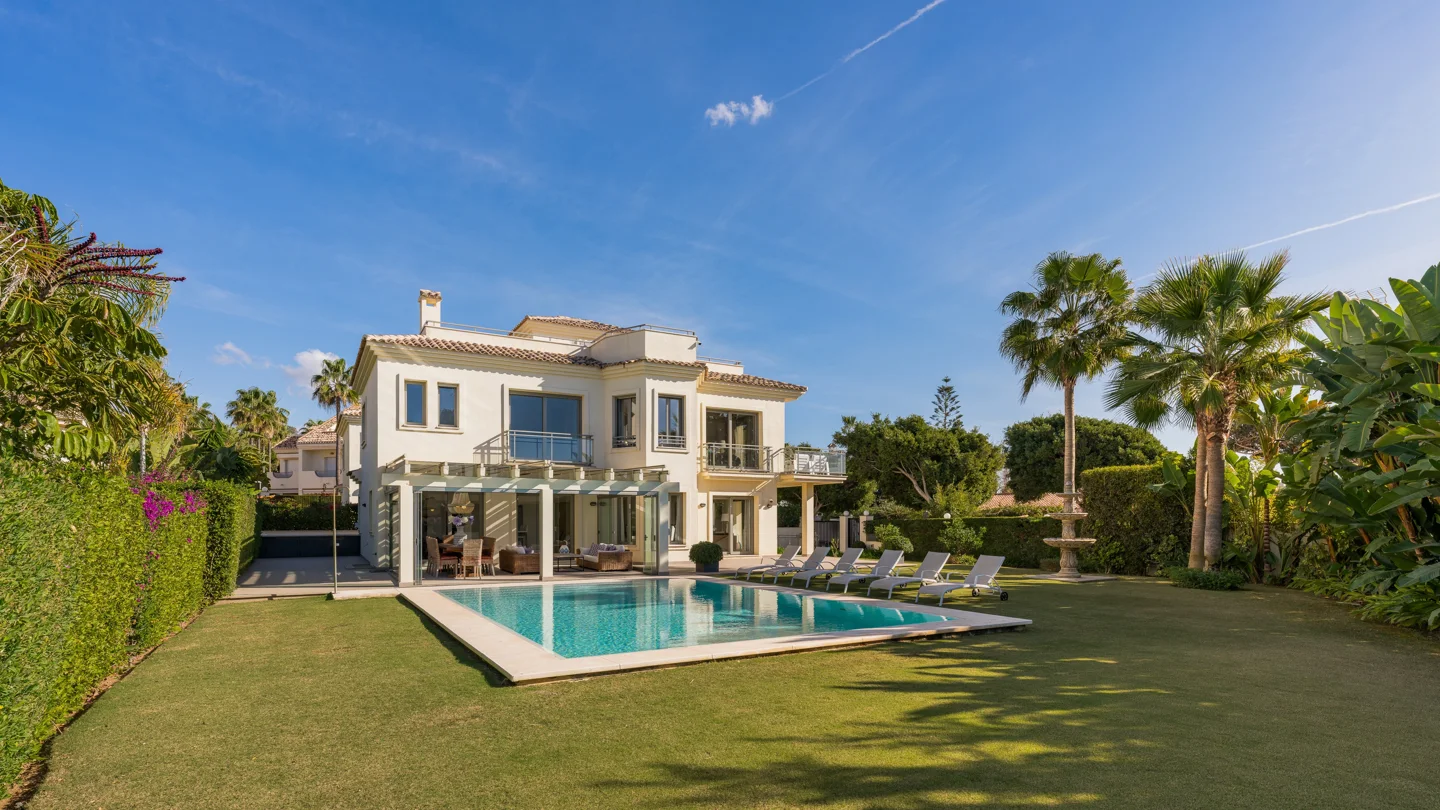 Beachfront Stylish Villa in Costabella