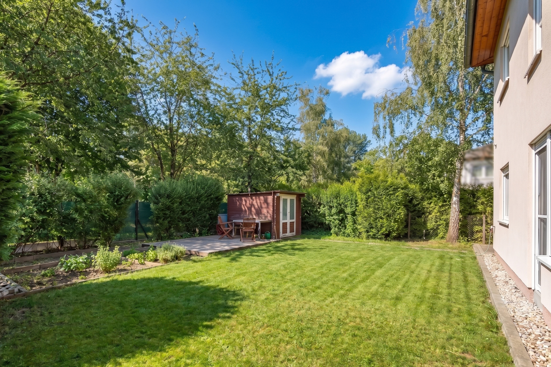 Wohnung mit eigenem Garten - Hausgefühl im Grünen: Moderne 3-Zimmer-Obergeschosswohnung im Zweifamilienhaus