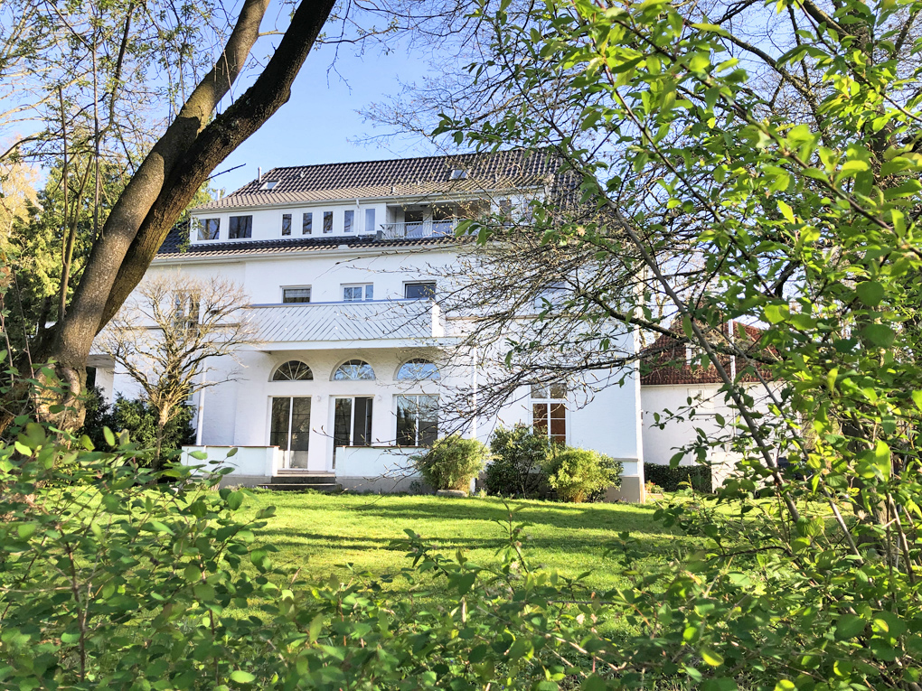 Stilvolle 4-Zimmer-Maisonettewohnung                          mit Pkw-Carport-Stellplatz