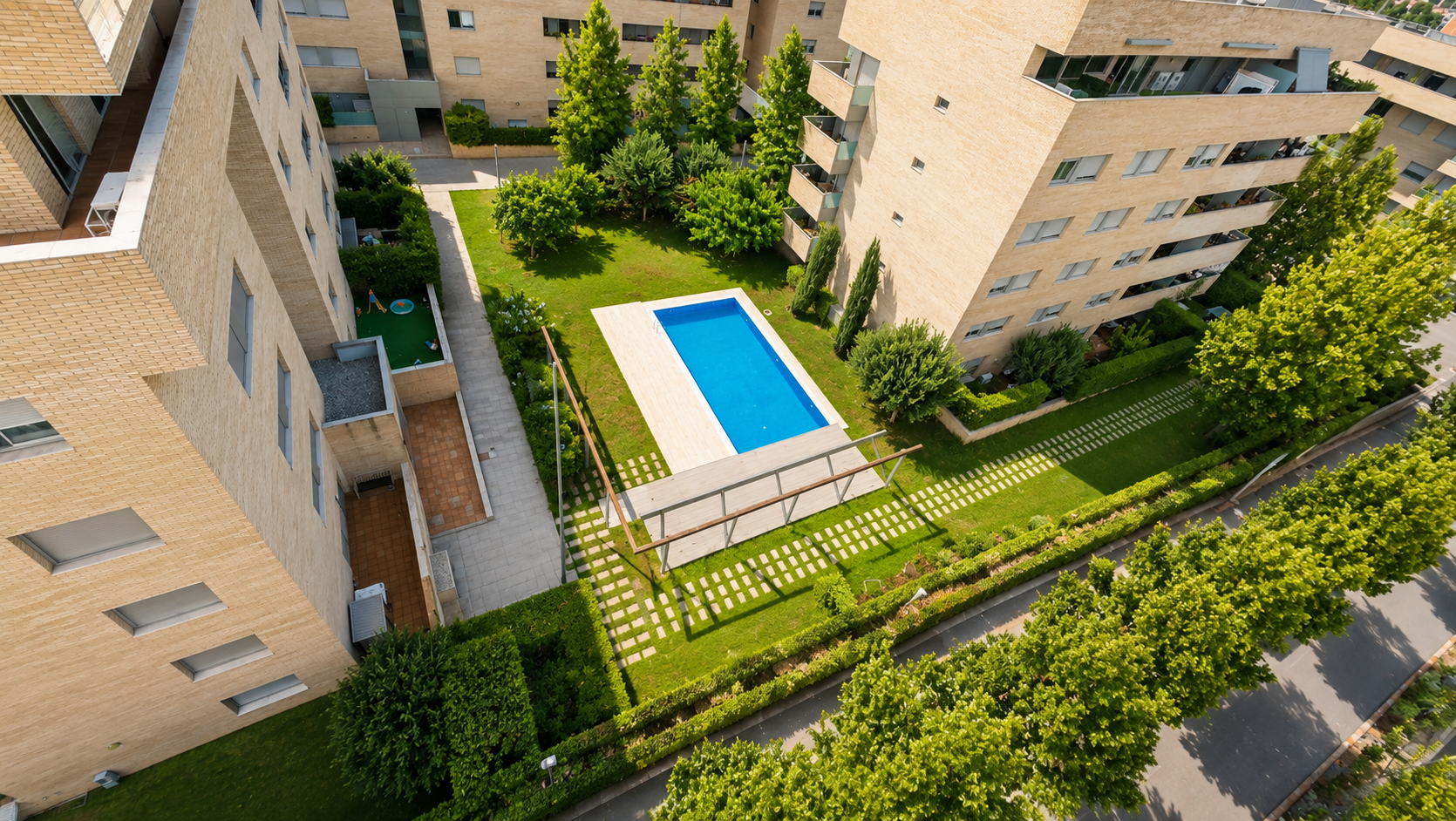 EXCLUSIVA PLANTA BAJA CON JARDÍN PRIVADO Y JACUZZI EN GIRONÈS PARC