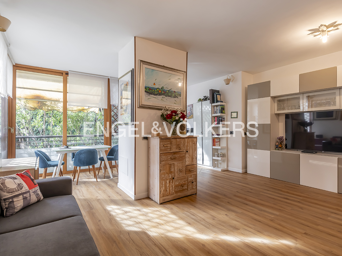Elegant three-room apartment with terrace and garage on Via dei Fabi
