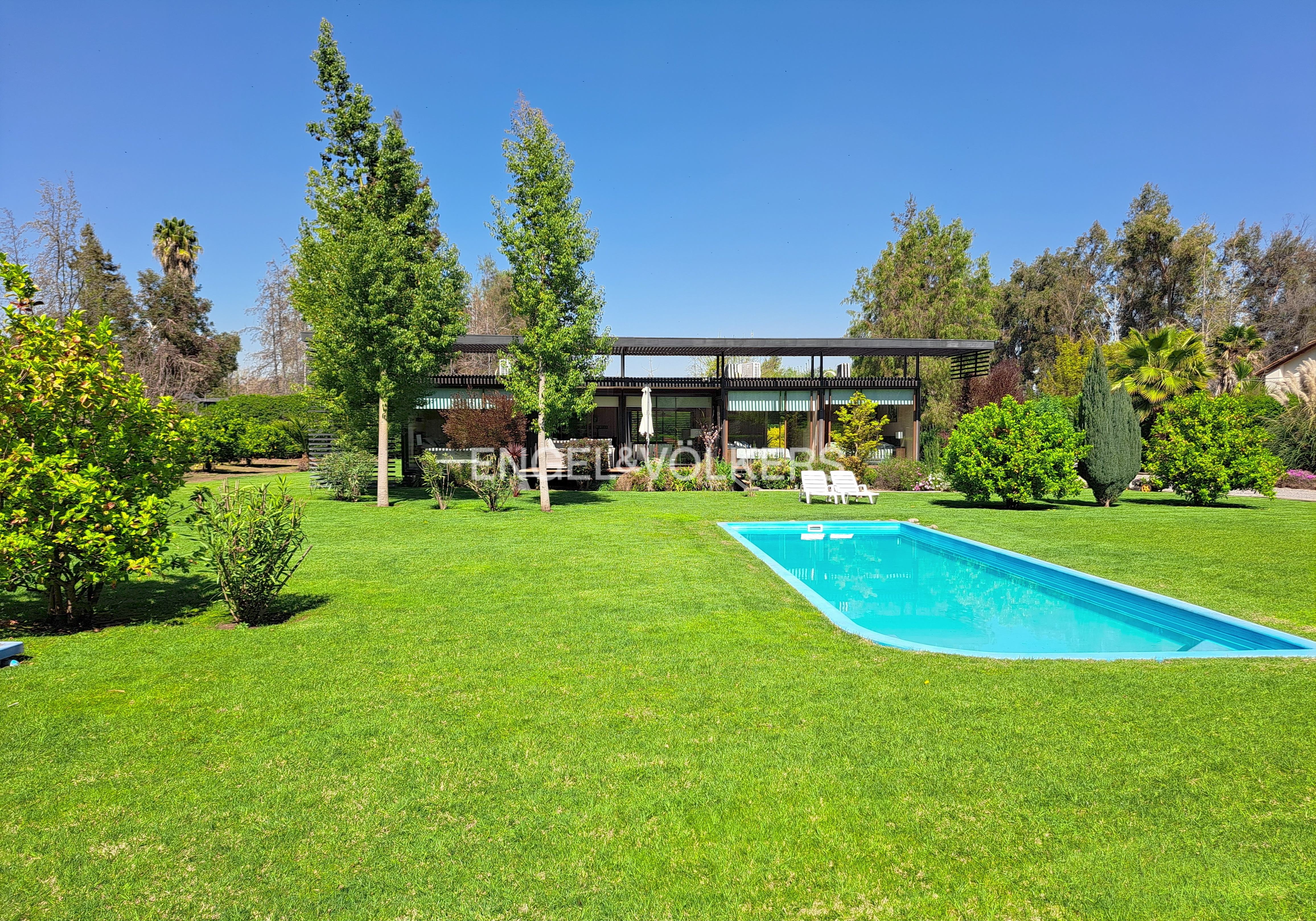 .EXCELENTE. Moderna, 3 dormitorios, piscina, quincho.