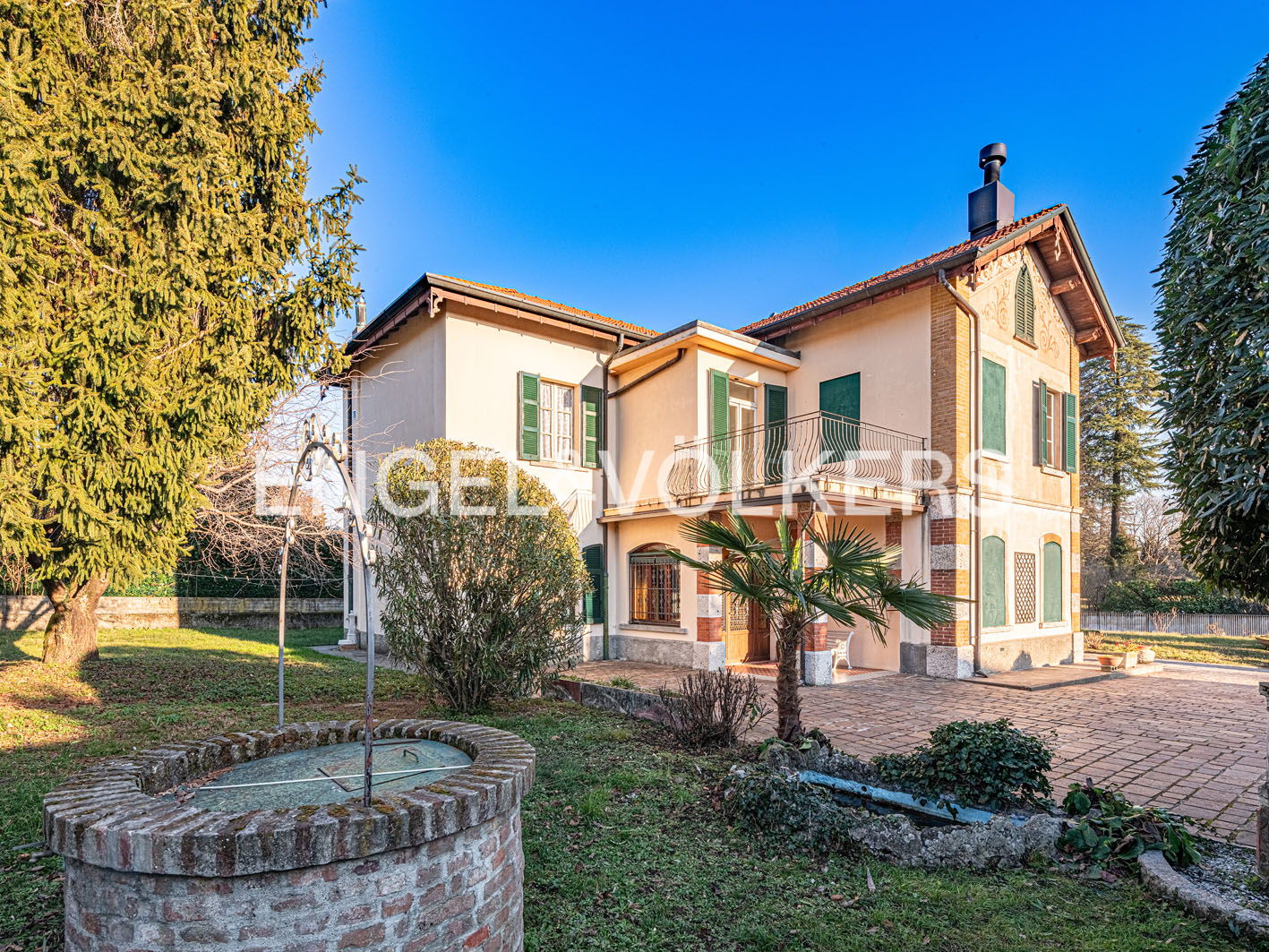 Storica villa Liberty con ampio giardino