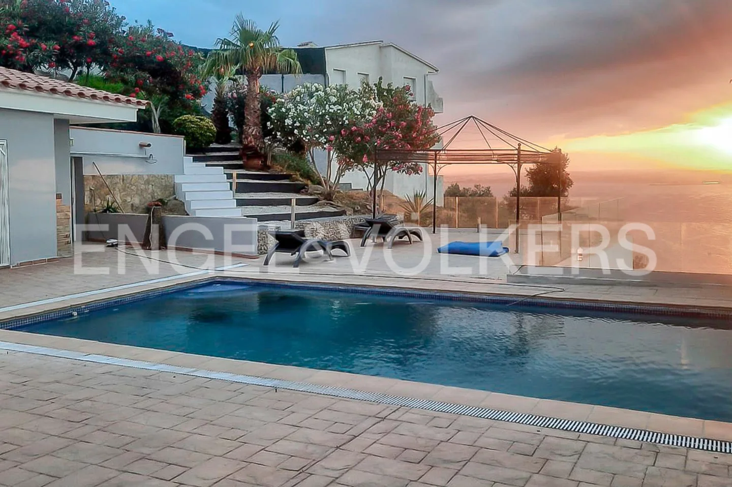 Exclusive villa with panoramic views over the bay of Roses