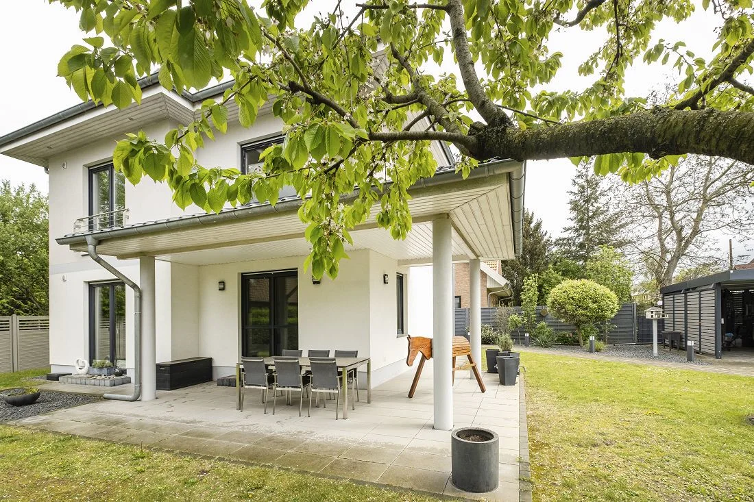 Modernes, energieeffizientes Einfamilienhaus mit Carport und großem Garten