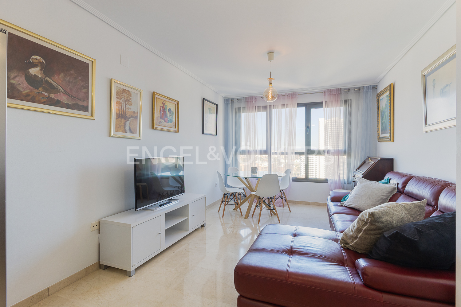 Spectacular apartment in the Cortes Valencianas residential