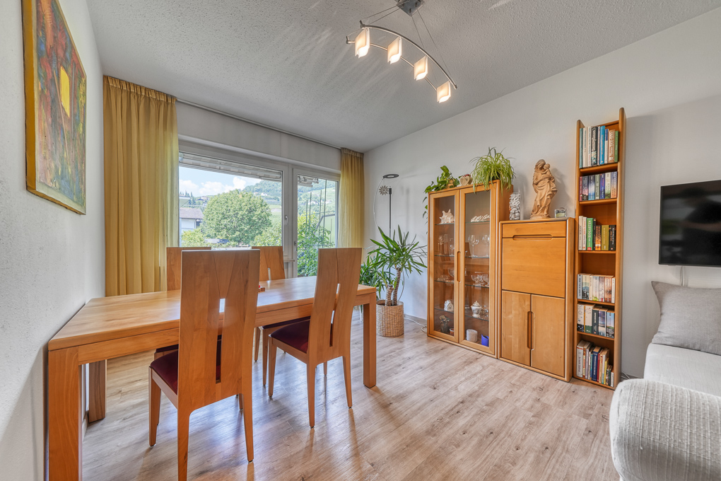 Well-maintained 2-bedroom apartment with south-facing balcony, cellar and garage - Upper Lana