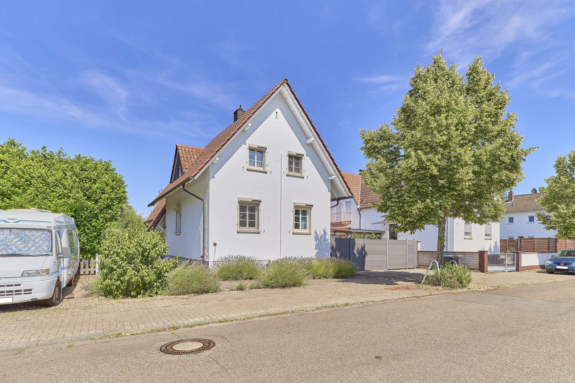 Freistehendes Einfamilienhaus mit modernisierter Ausstattung und großem Garten!