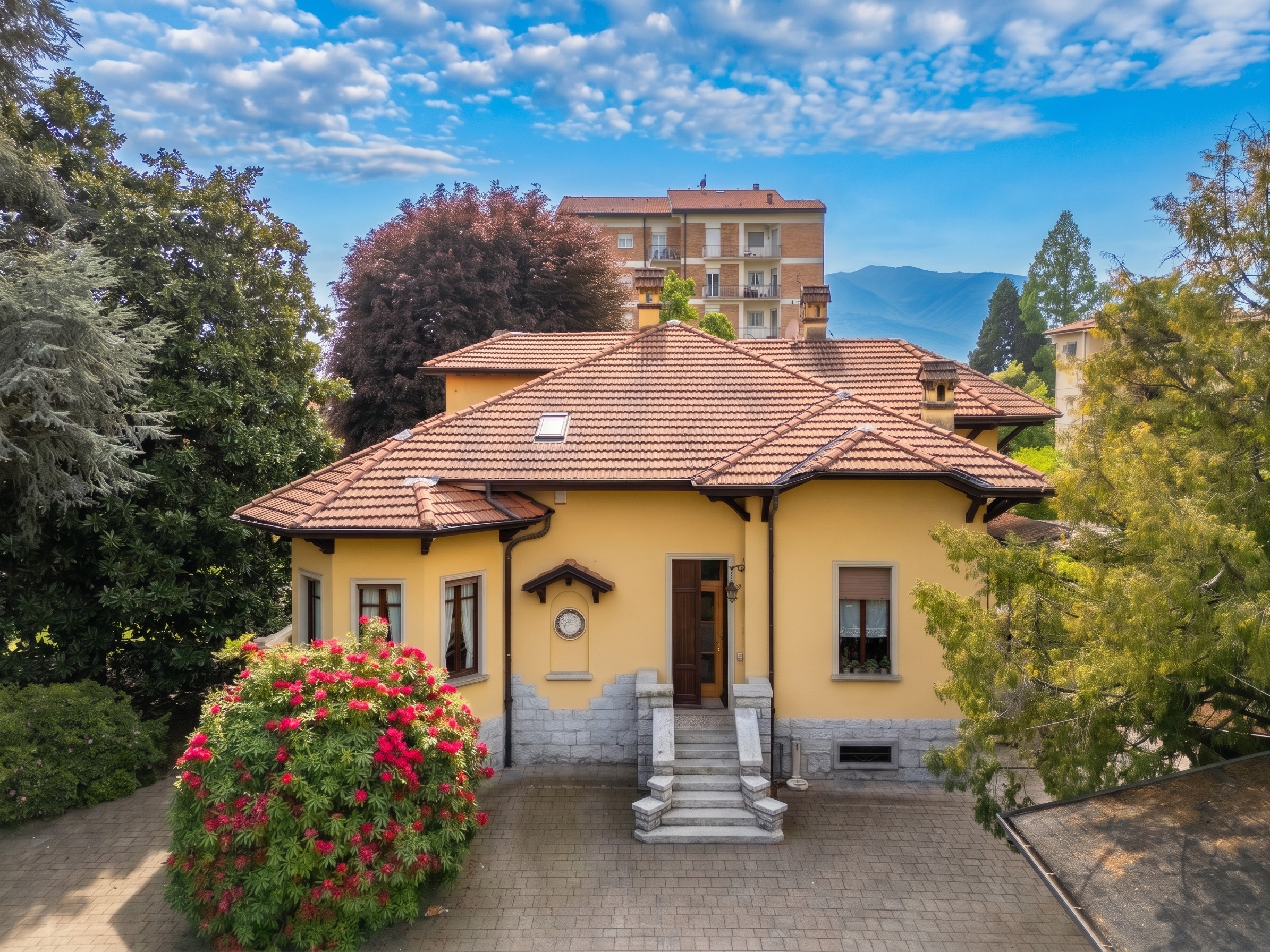 The charm of the authentic Italian villa in the heart of Intra