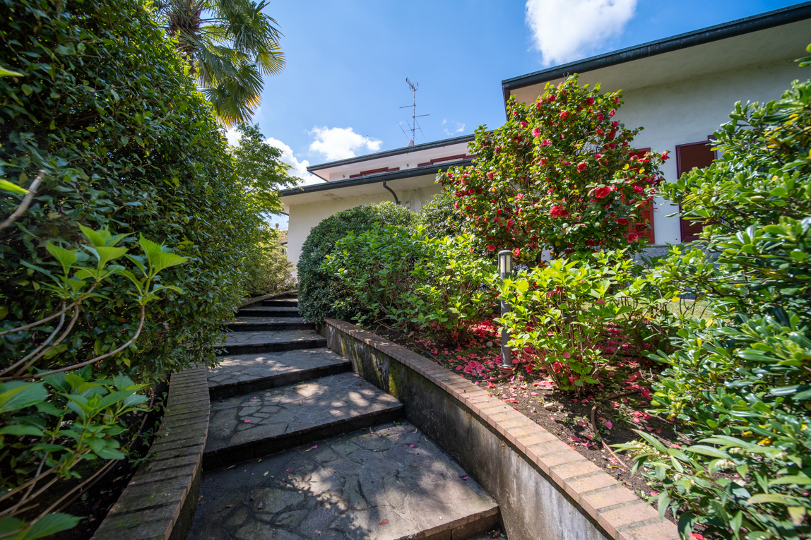 Elegante villa con piscina privata in zona residenziale