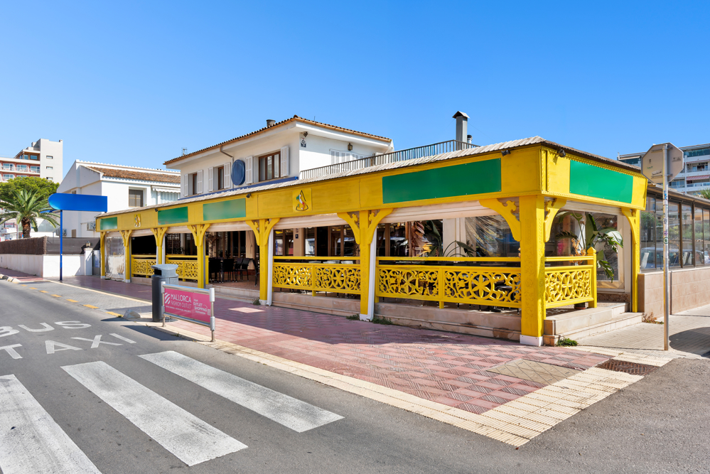 Restaurante totalmente equipado a solo unos pasos del mar