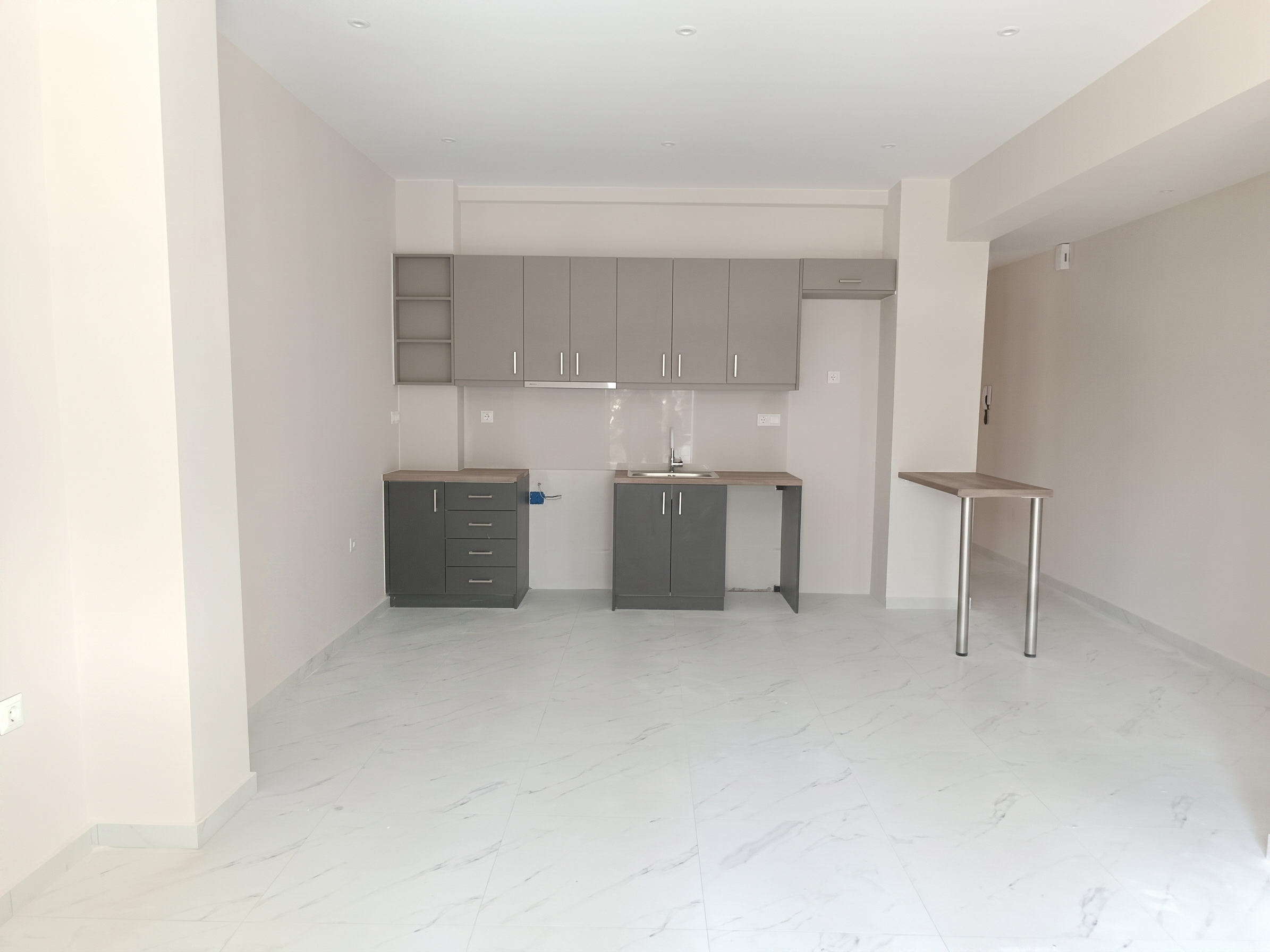 Renovated 2-bedroom apartment near the Metro