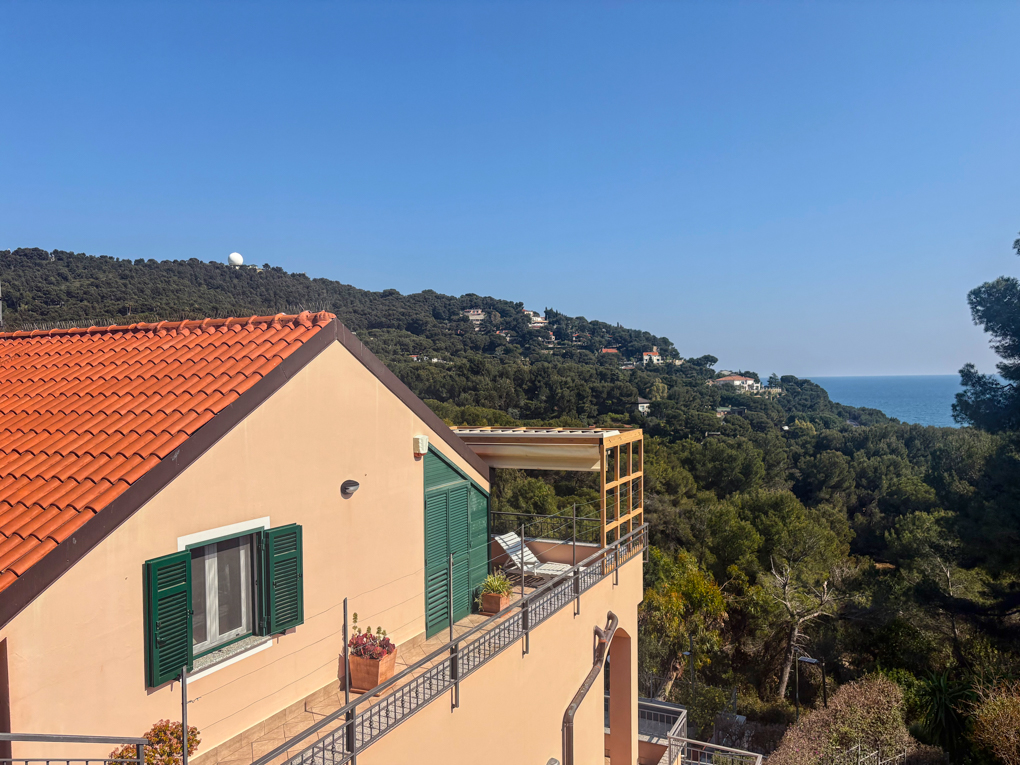 Villa apartment with garden and sea-view terrace