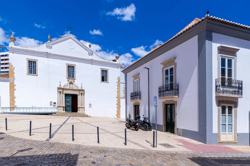 Project of 5 townhouses in Faro downtown
