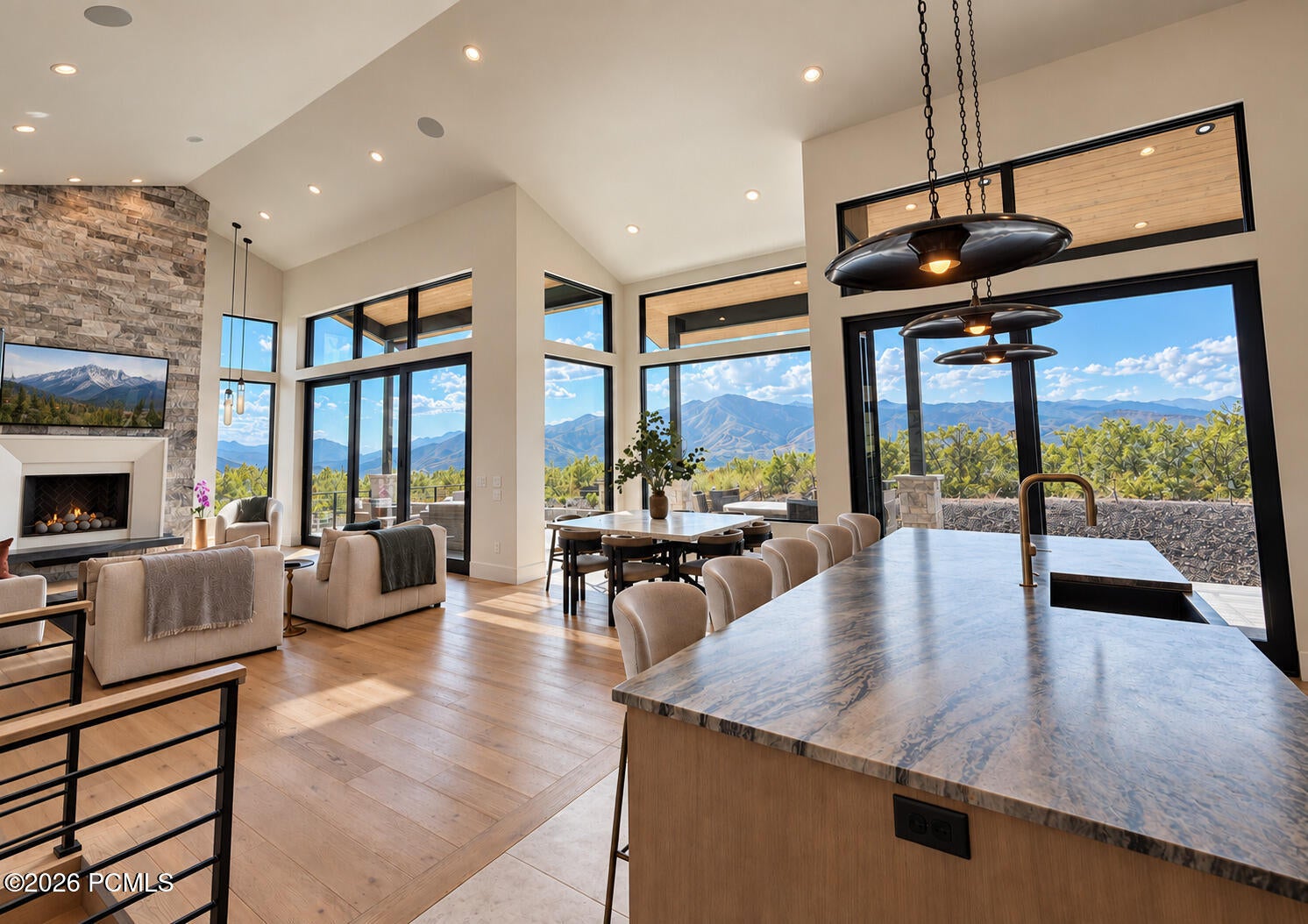 Panoramic Vistas Meet Thoughtful Luxury in Hideout