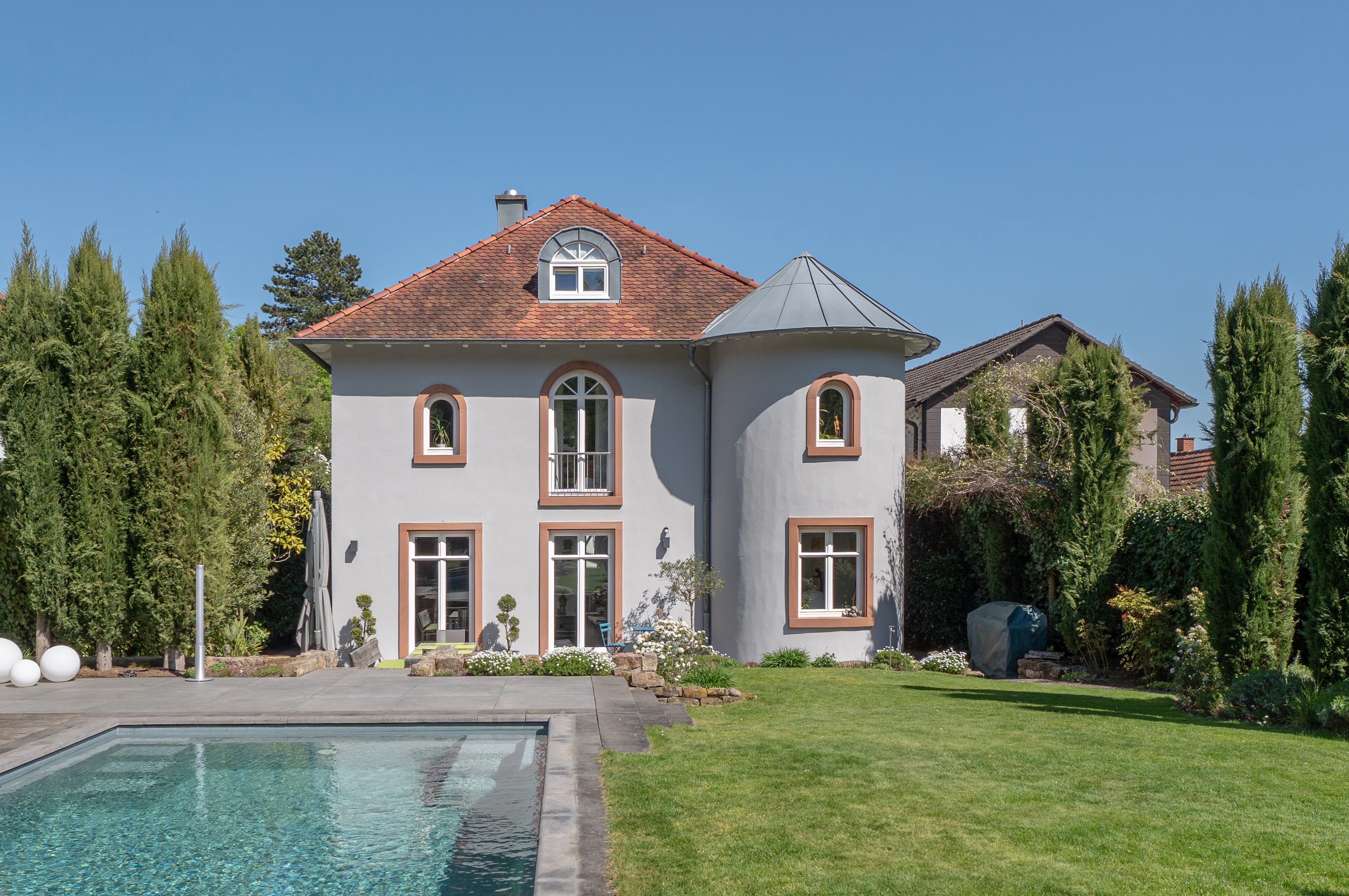 Bestlage mit Traumgarten: Beeindruckende Luxus-Villa in architektonischer Perfektion!