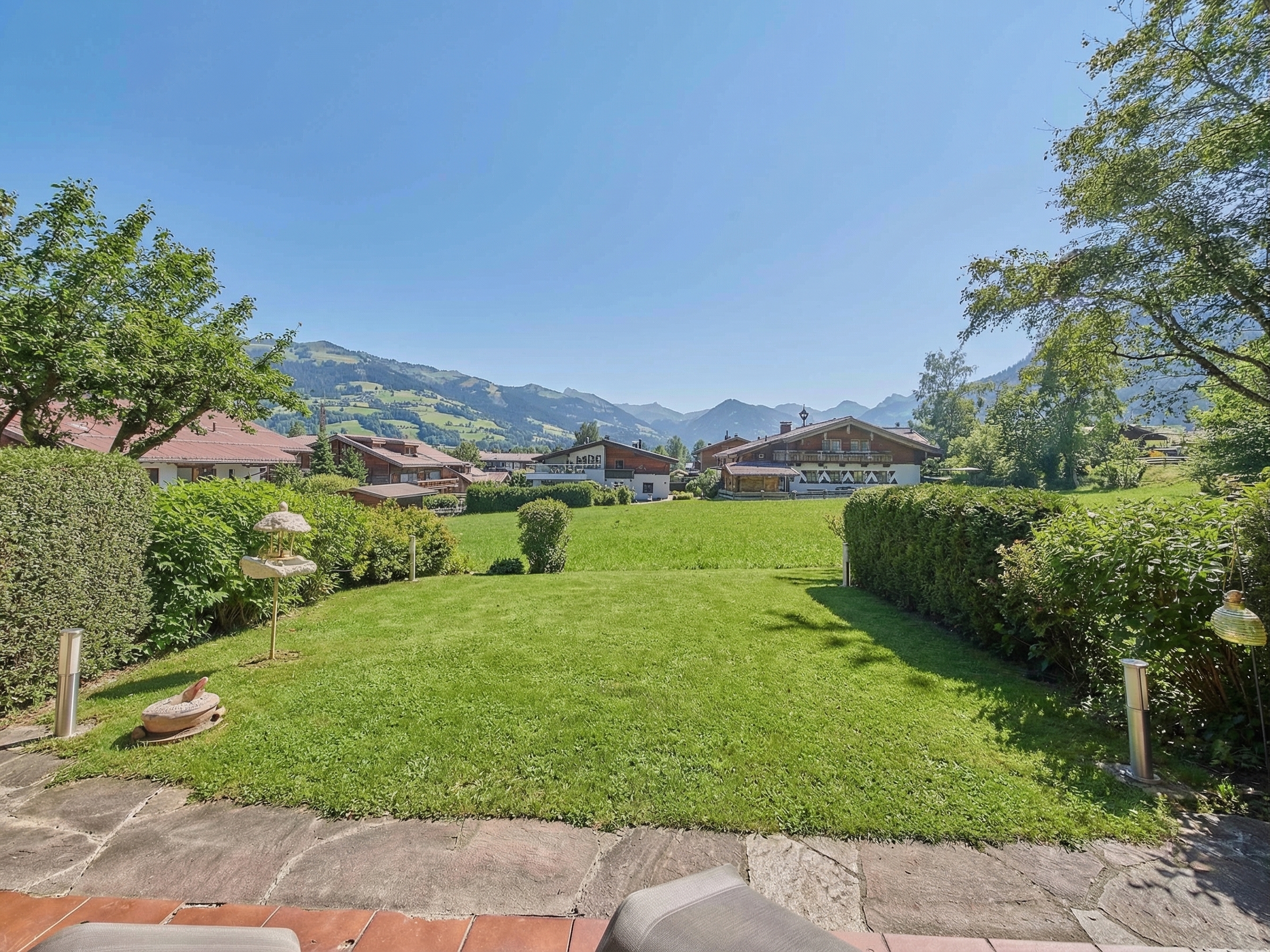 Terraced house centrally located in a quiet area of the Hahnenkamm | Ski-out [AI-modified]