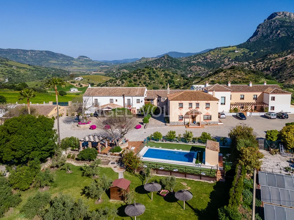 Spectacular country estate with cortijo, chapel and bullring in Grazalema