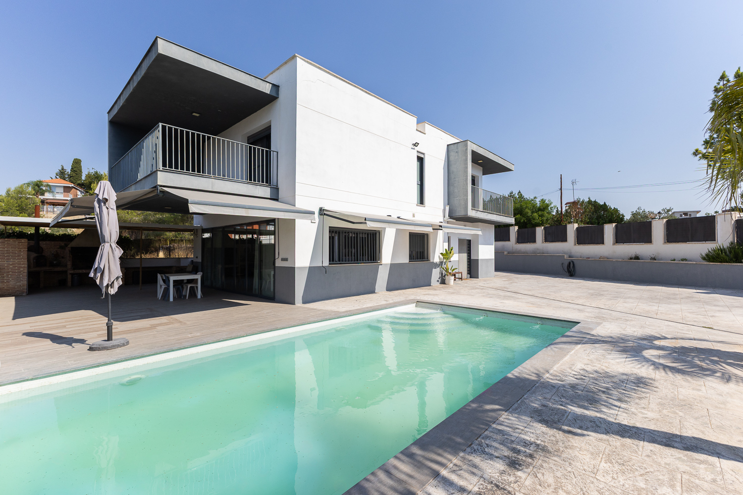 Spectacular modern villa: design, comfort and versatility