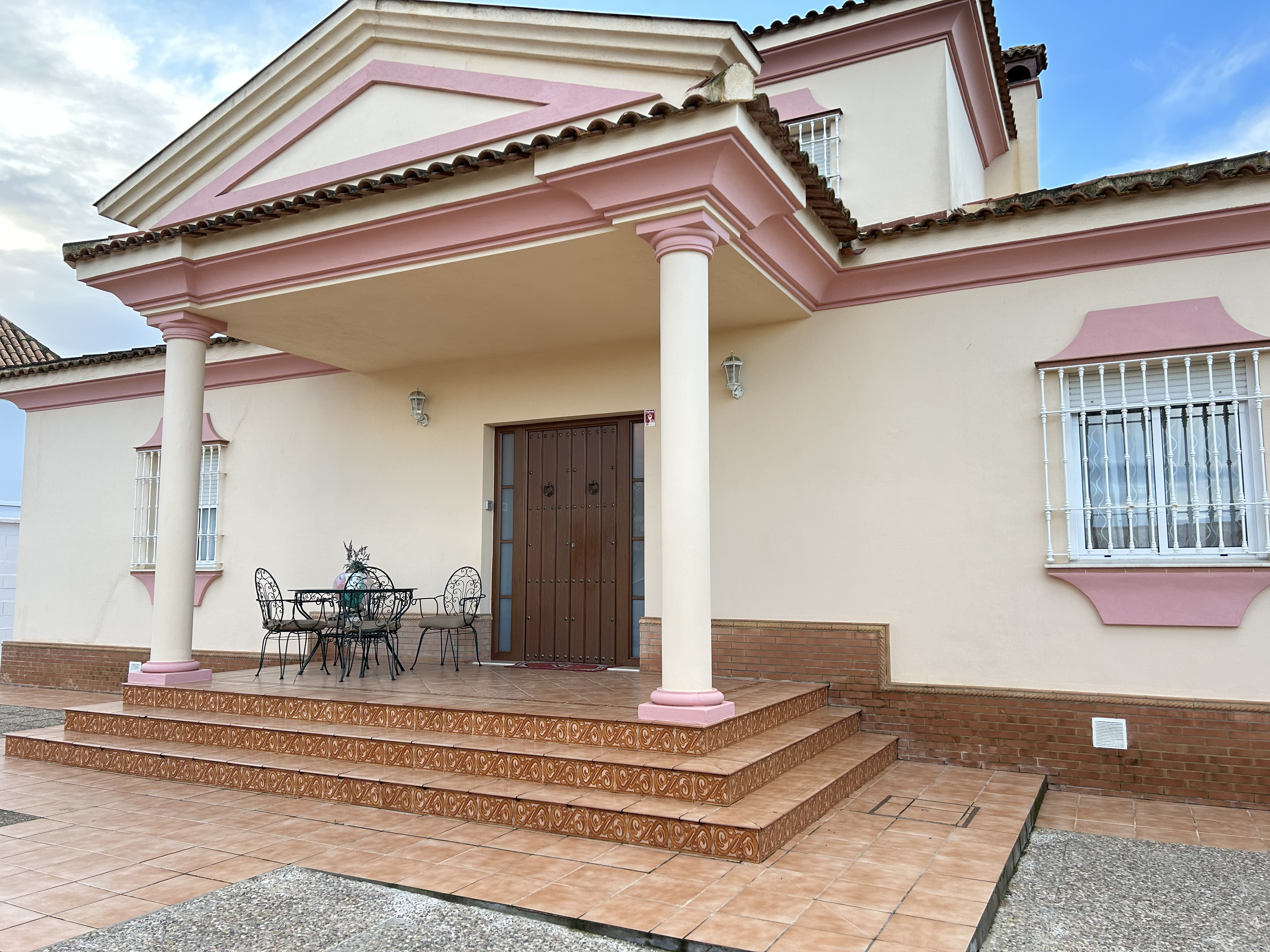 Detached single-story chalet in Las Almenas, Tomares