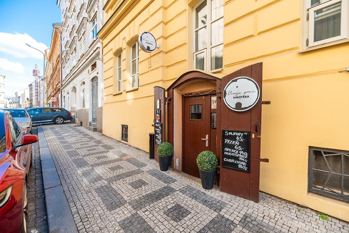 Picturesque wine shop for rent in Žižkov