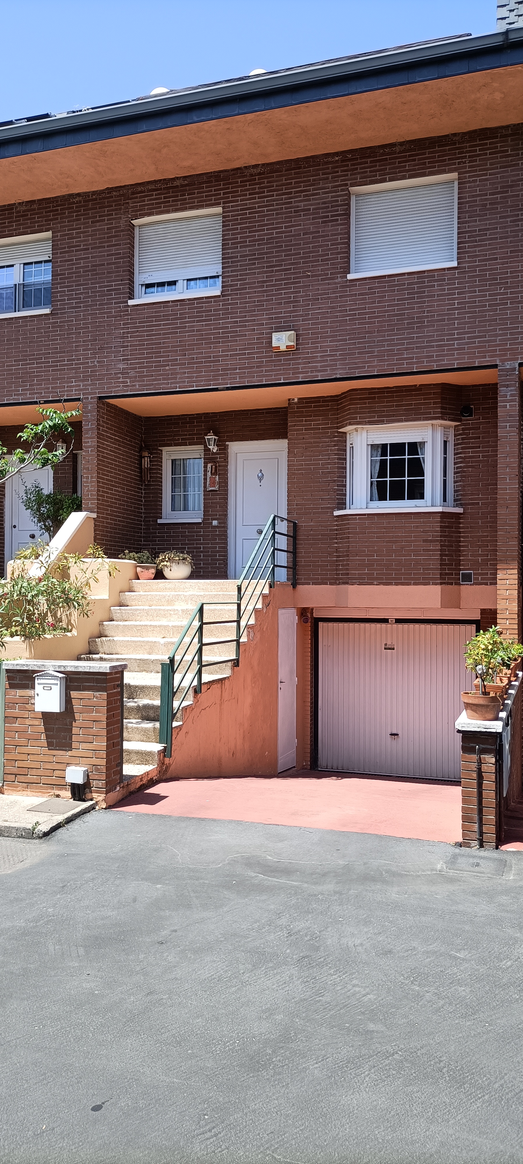 Magnificent townhouse in a private development with pool