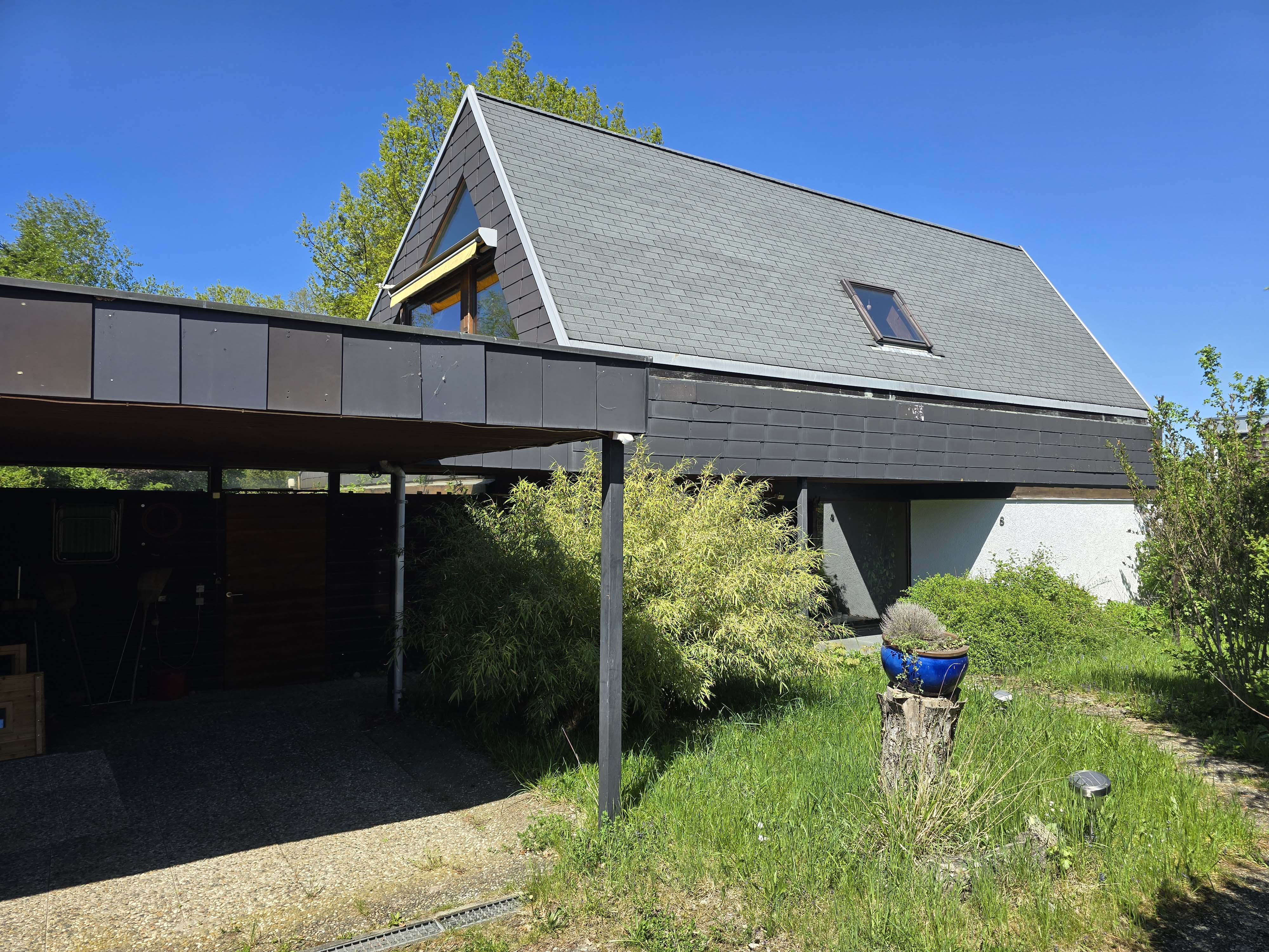 Individuelle Architektur in schönster Randlage • EFH mit Entwicklungspotential, Garten und Carport
