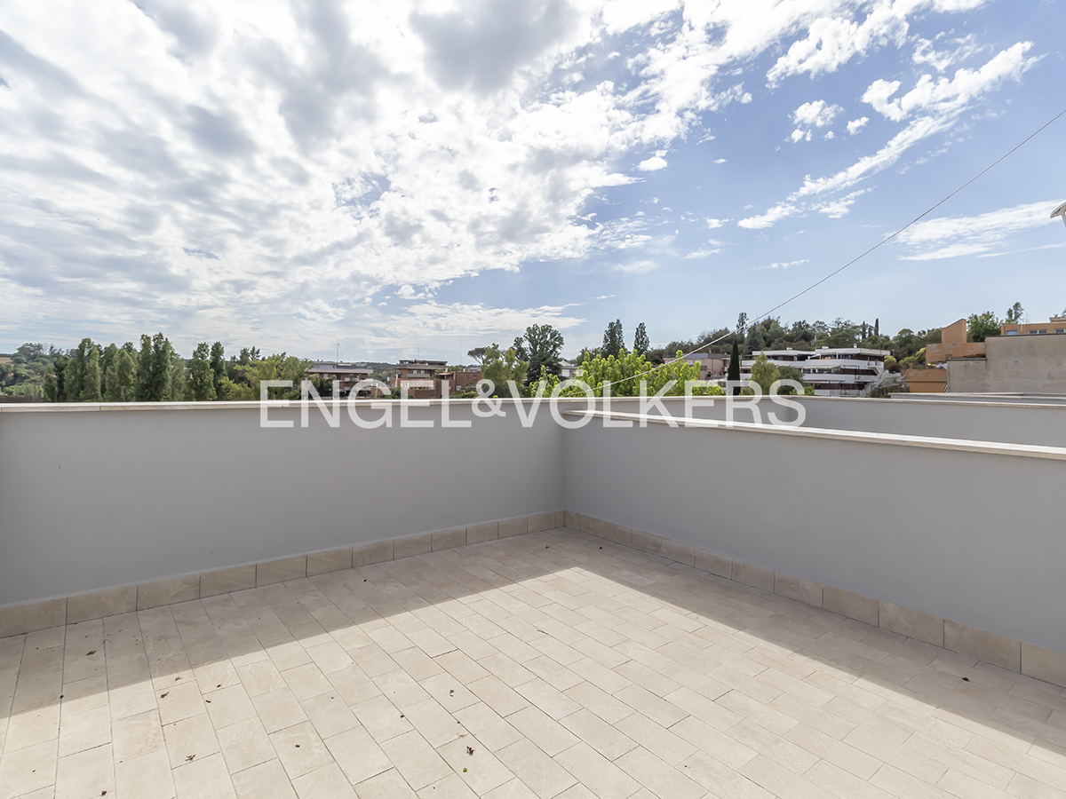 Spinaceto, panoramic terrace with breathtaking views, surrounded by greenery.