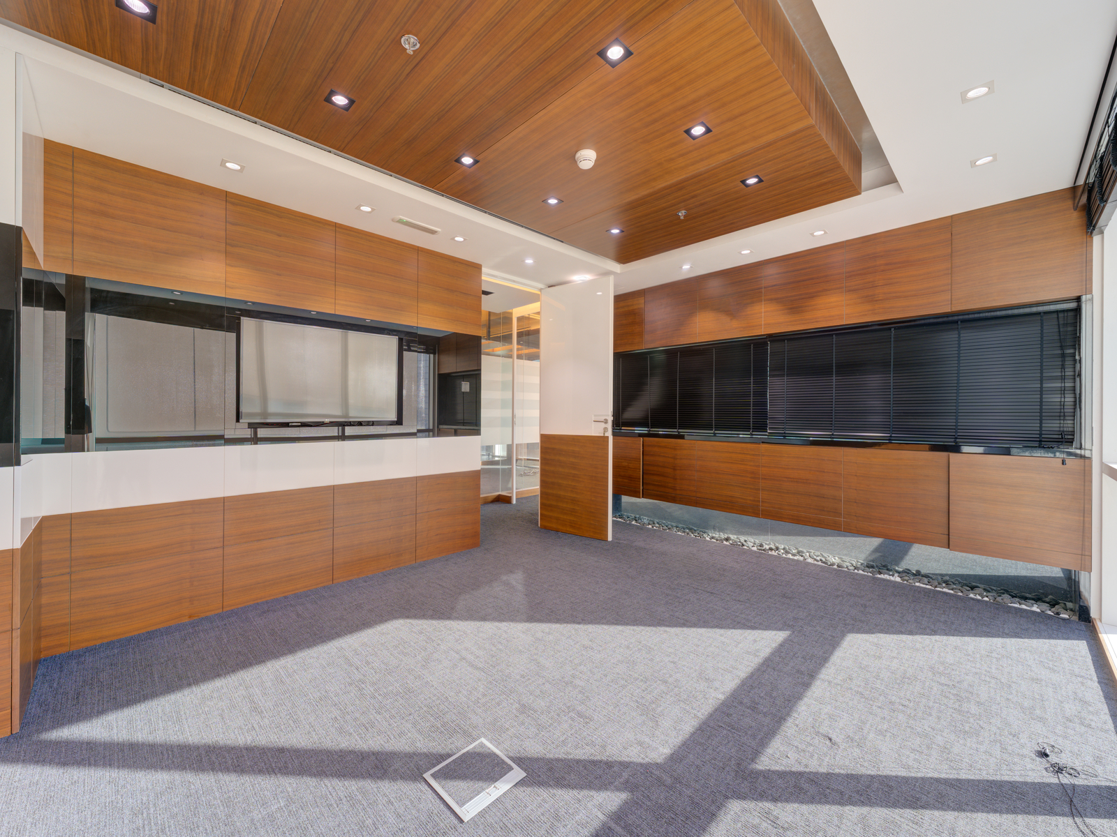 Premium Fitted Office | 7 Parkings | Corner Unit