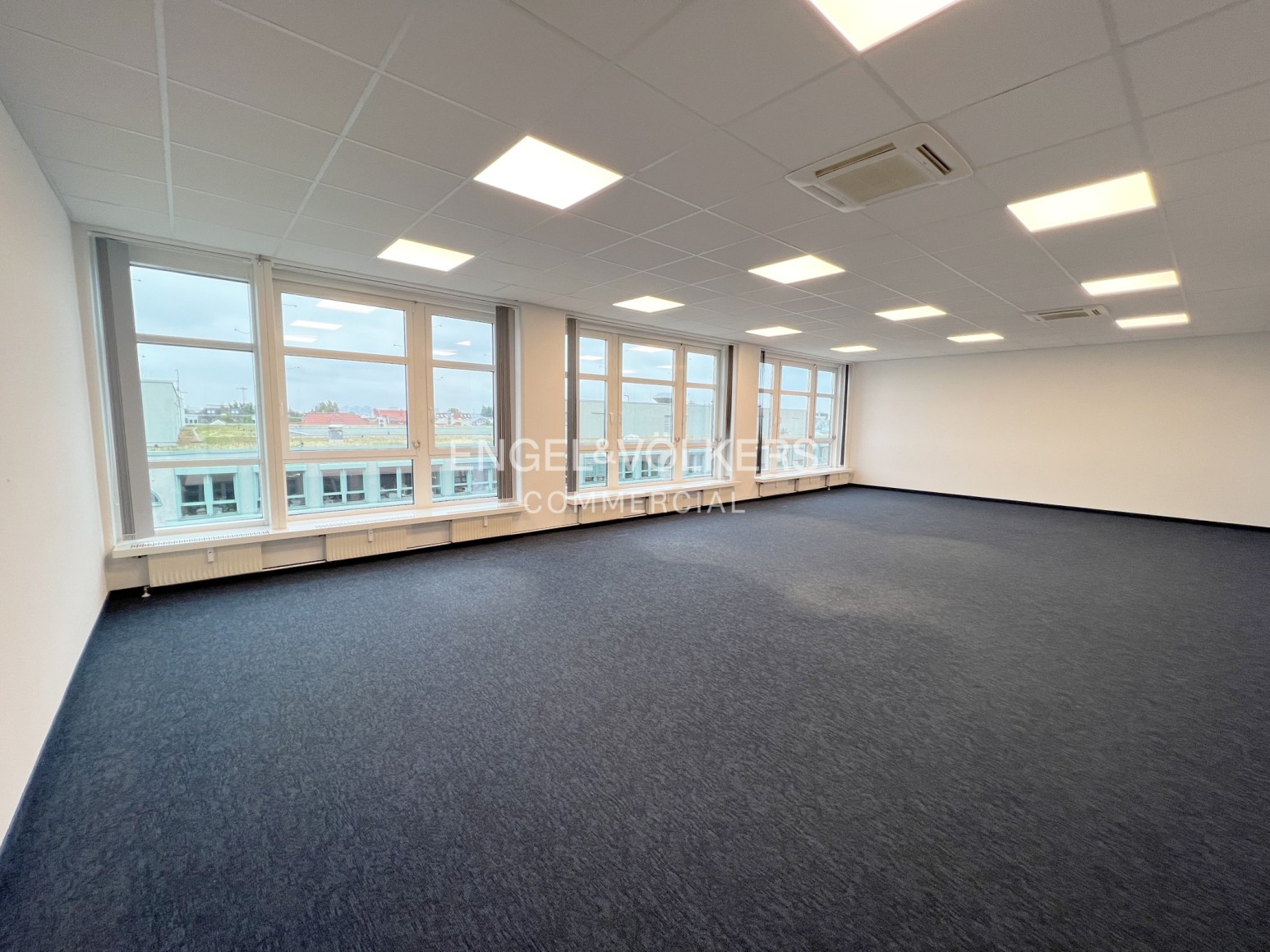 Großzügiges Büro mit viel Licht und Blick auf die Spree