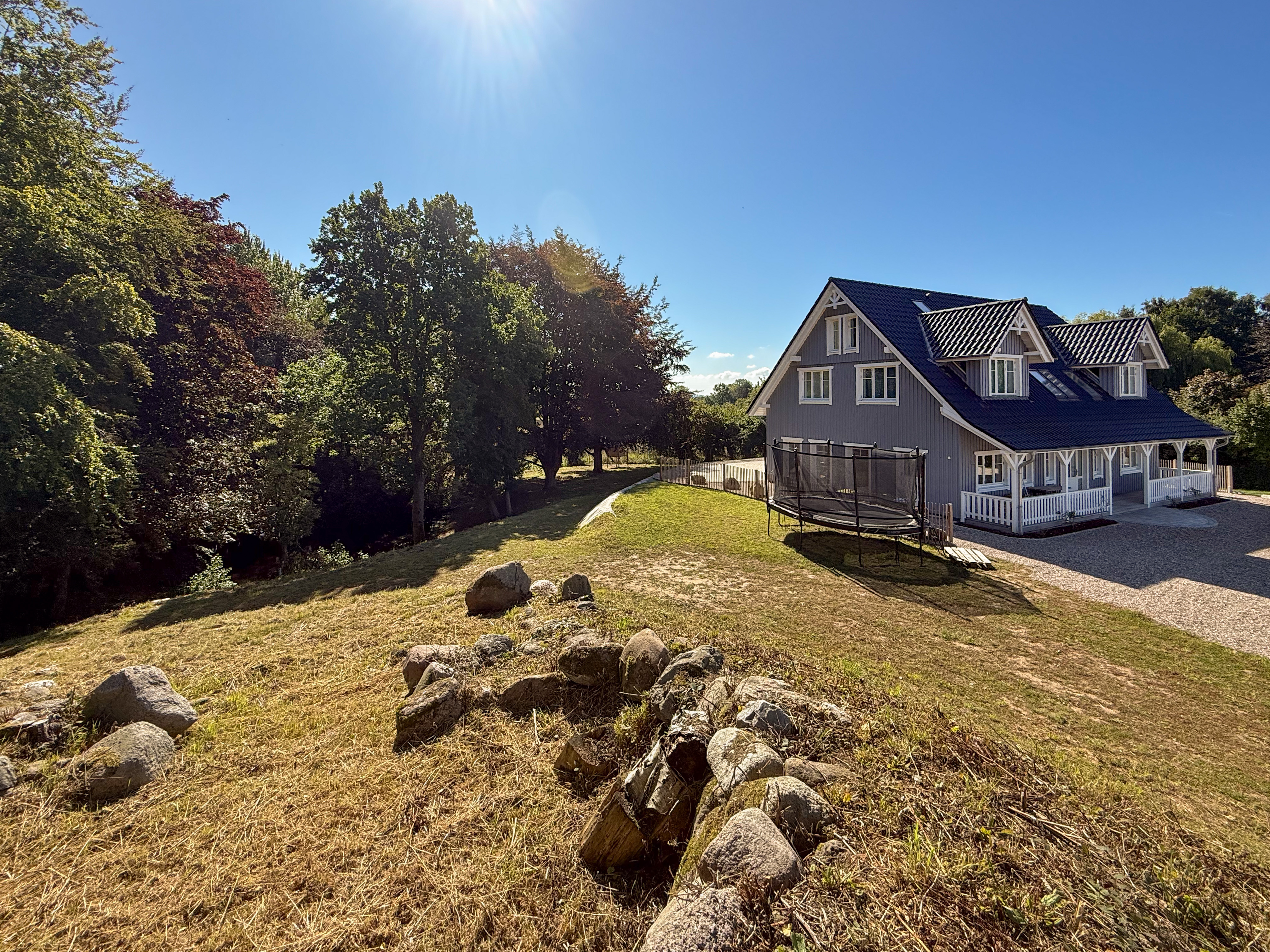 Privatwald trifft auf Ostseebrise: Exklusive Villa im skandinavischen Look