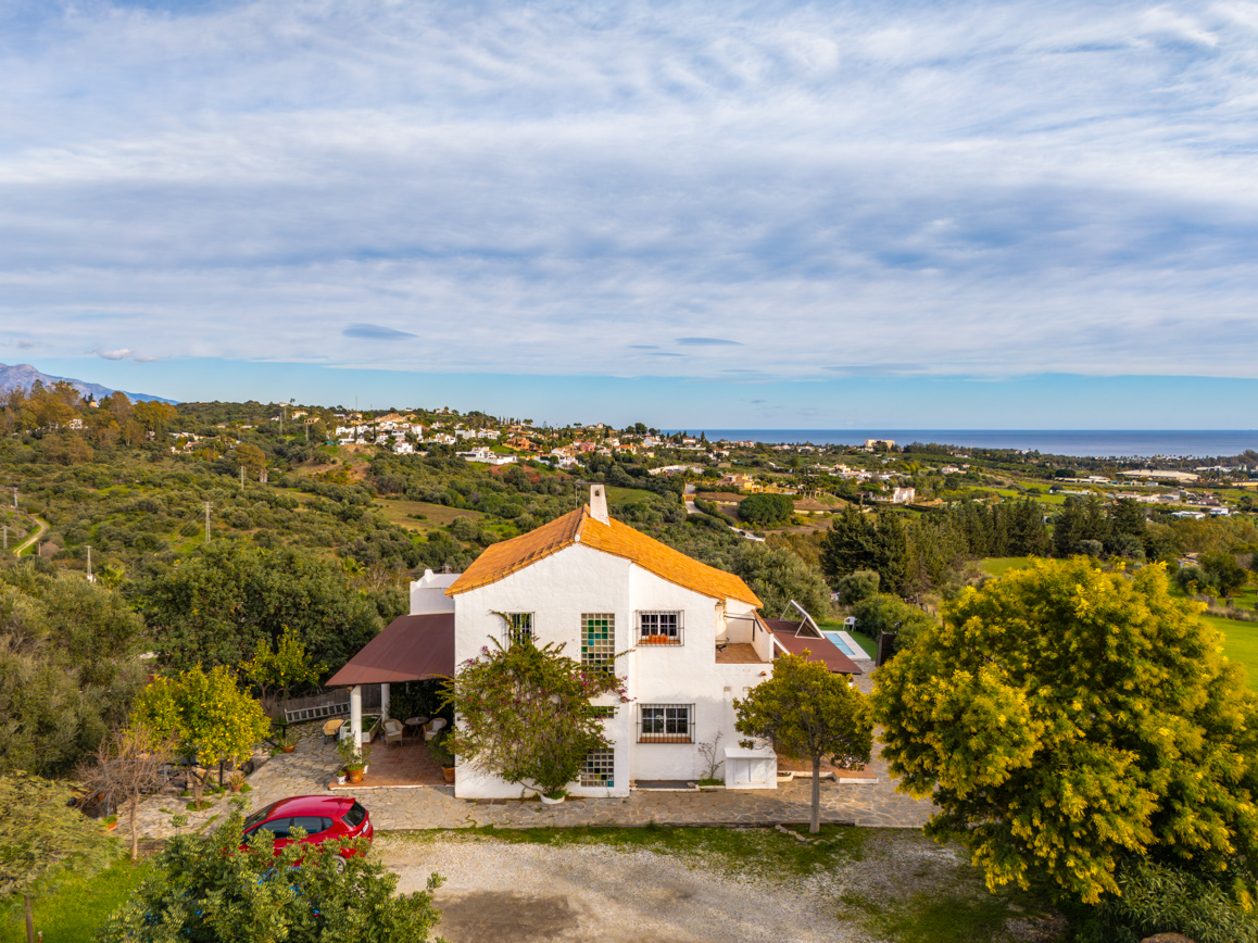 4-bedroom villa, 4 full bathrooms, guest apartment, and 360º views