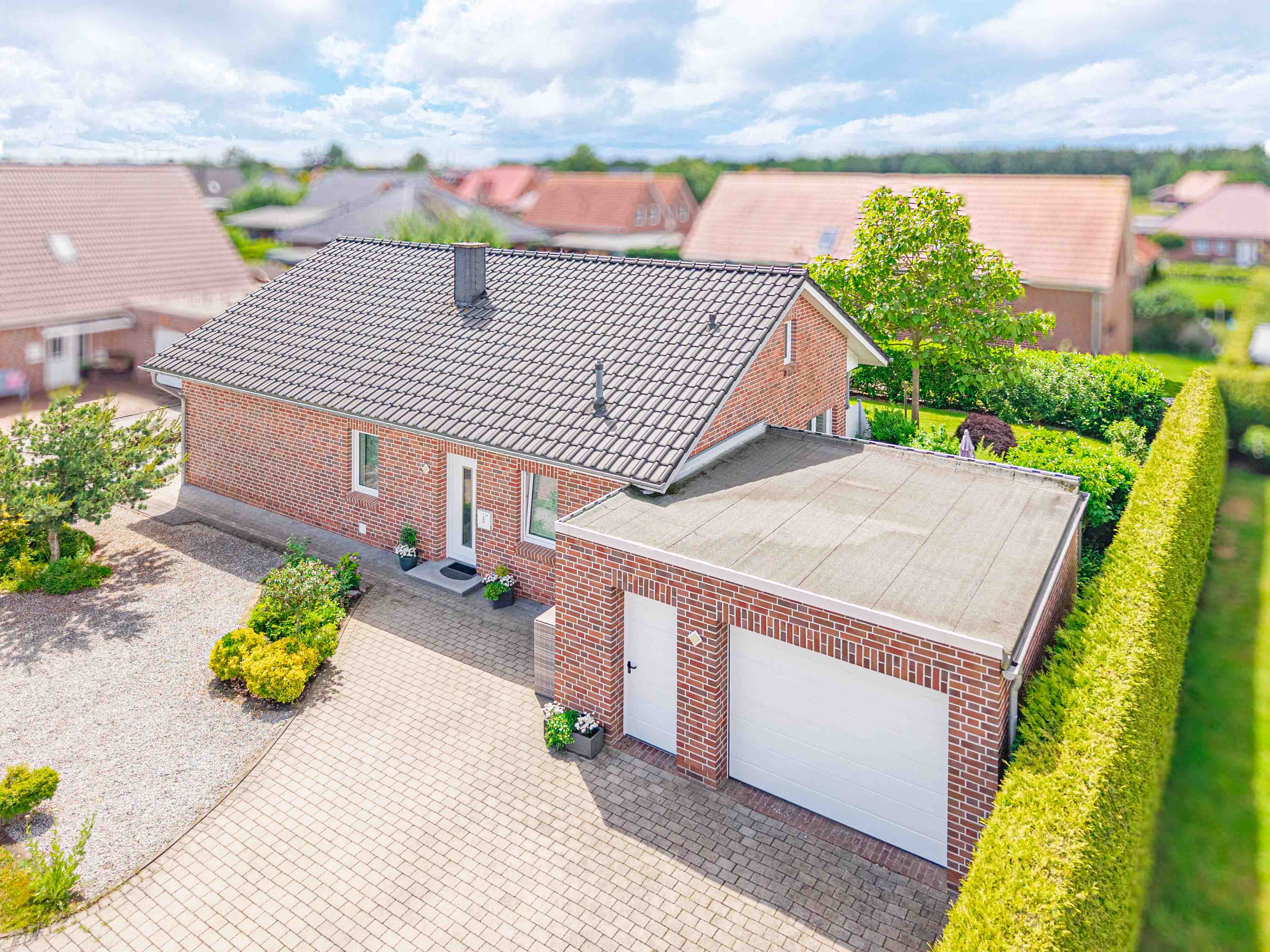 Modernes Wohnen auf einer Ebene – Bungalow mit Terrasse und Garten