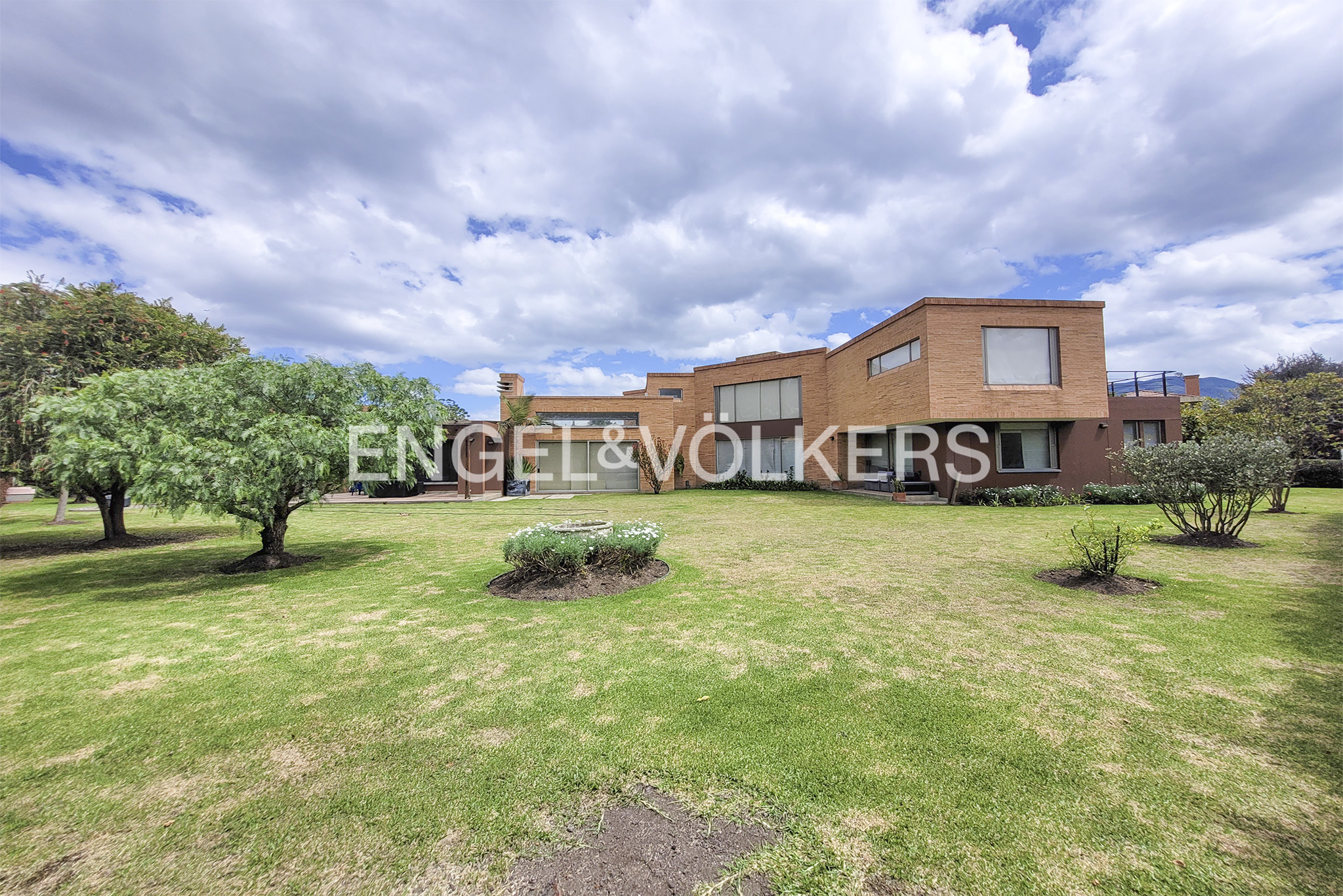 Amplia casa para arriendo en Guaymaral