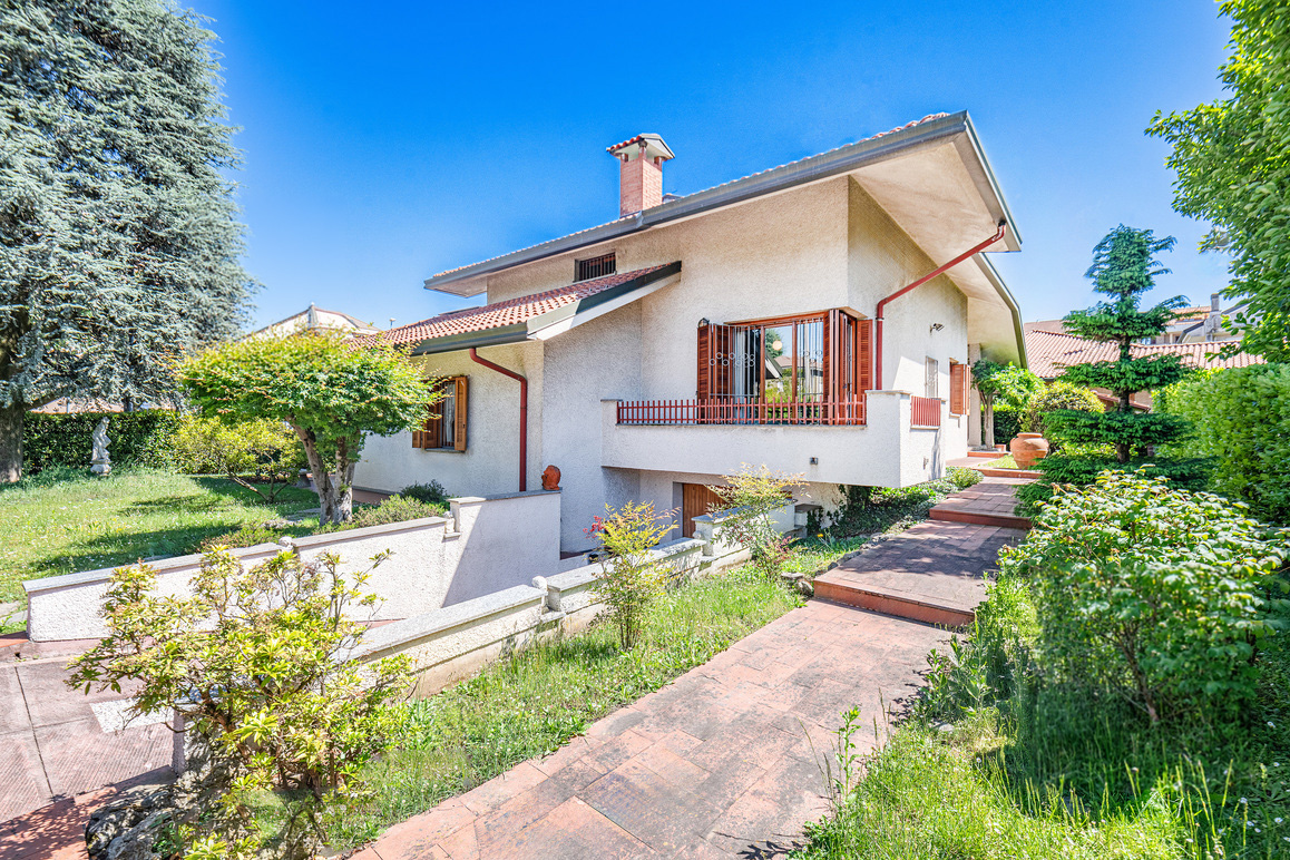 Elegant Villa with garden