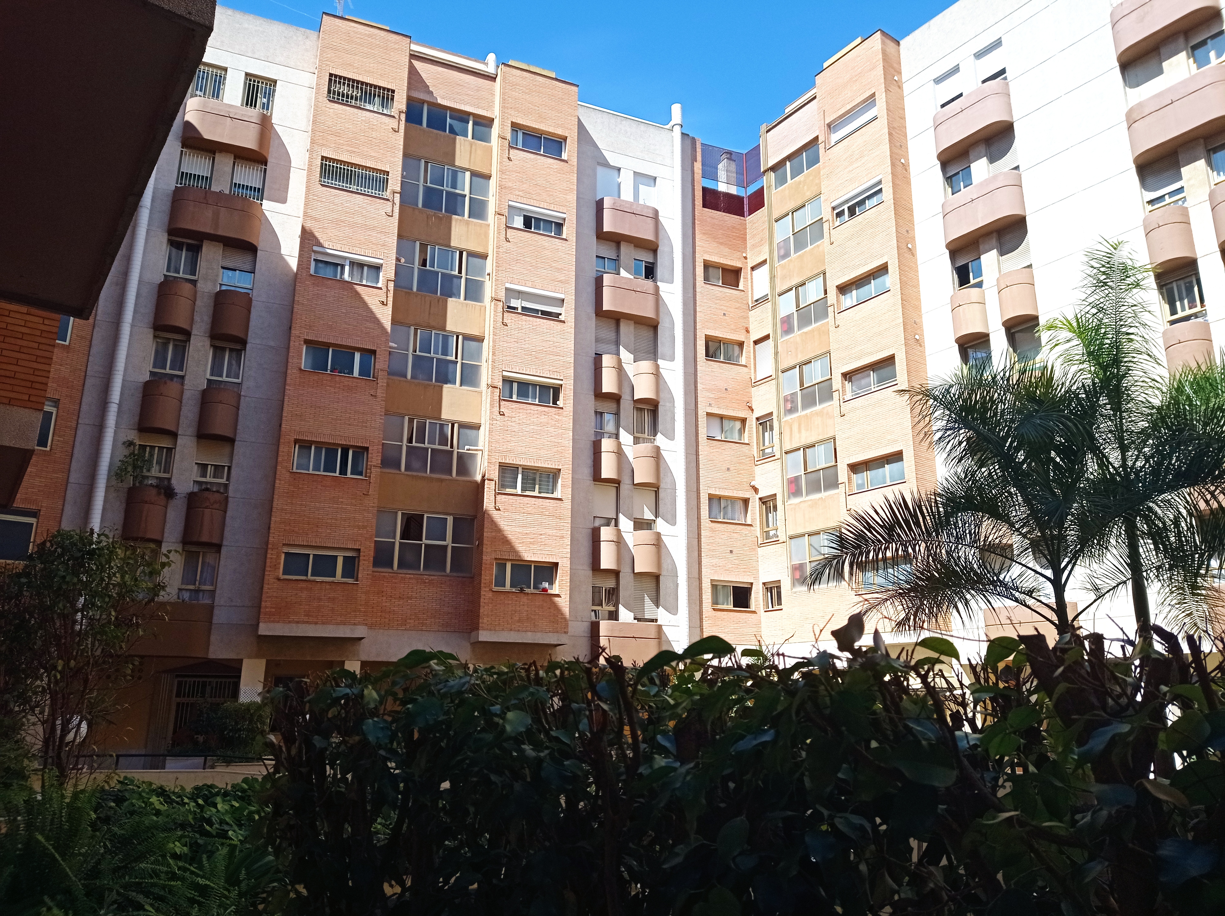 Entdecken Sie urbanen Luxus in Viapol, Sevilla: Wohnung mit Garage und Aufzug, Gemeinschaftspool und -garten, Einbauschränken und 24‑h‑Sicherheitsdienst, nur Minuten von Santa Justa und der Altstadt entfernt.