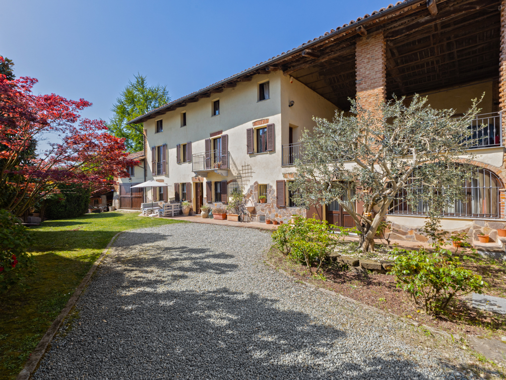 Cascina ristrutturata di charme in centro paese