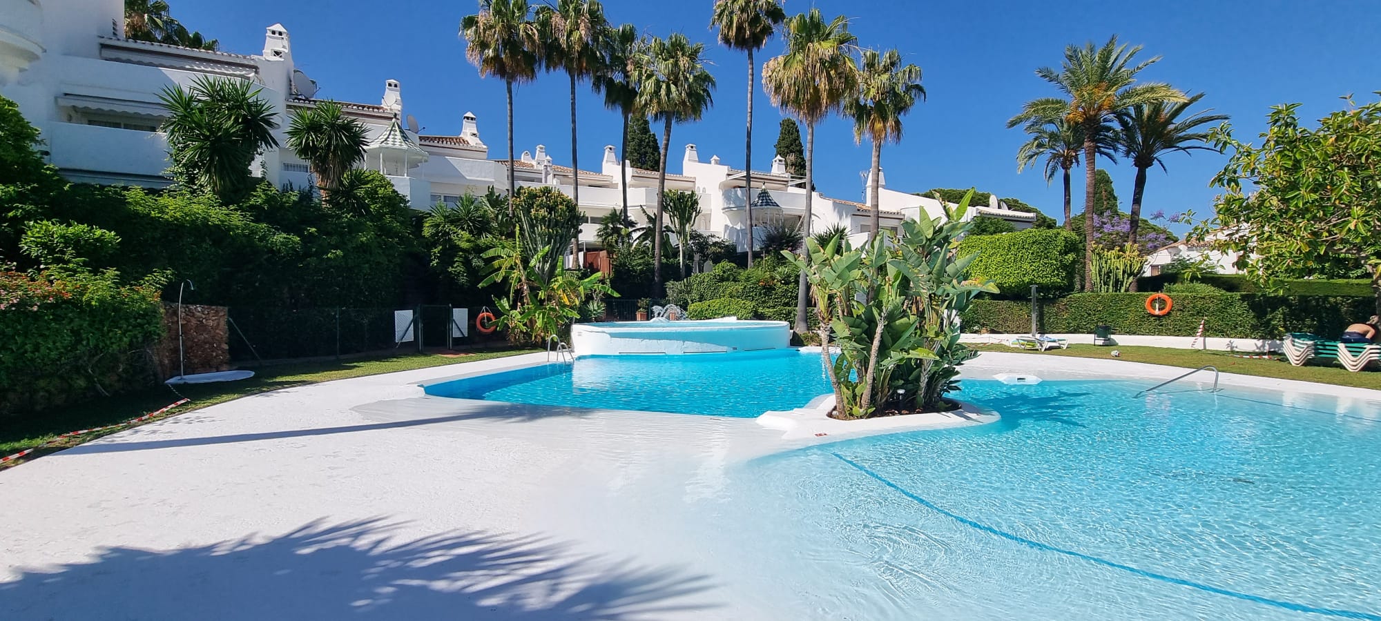 Helles Familien-Reihenhaus mit Privatgarten in Camoján Blanco
