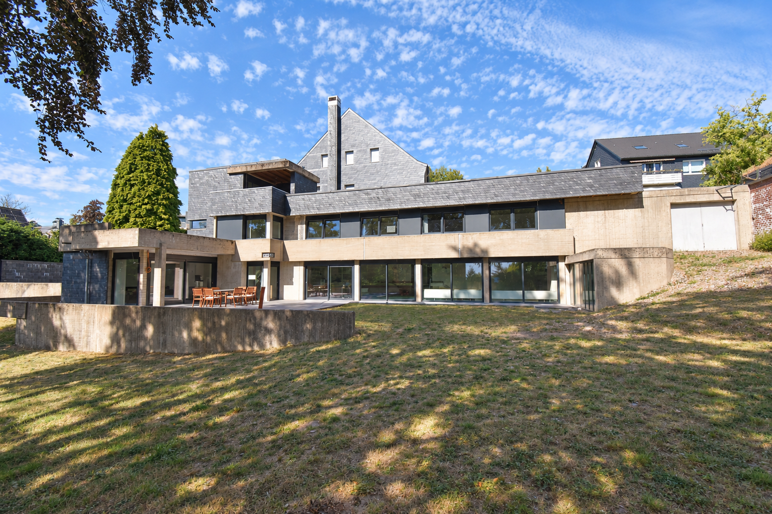 Architektur mit Geschichte – außergewöhnlicher Bungalow von Walter Arns [KI-modifiziert]