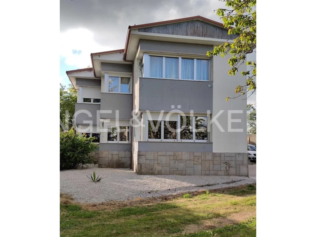 Engel&Völkers verkauft dieses 372m2 freistehende Haus mit Grundstück und Schwimmbad in Carballedo (Lugo).